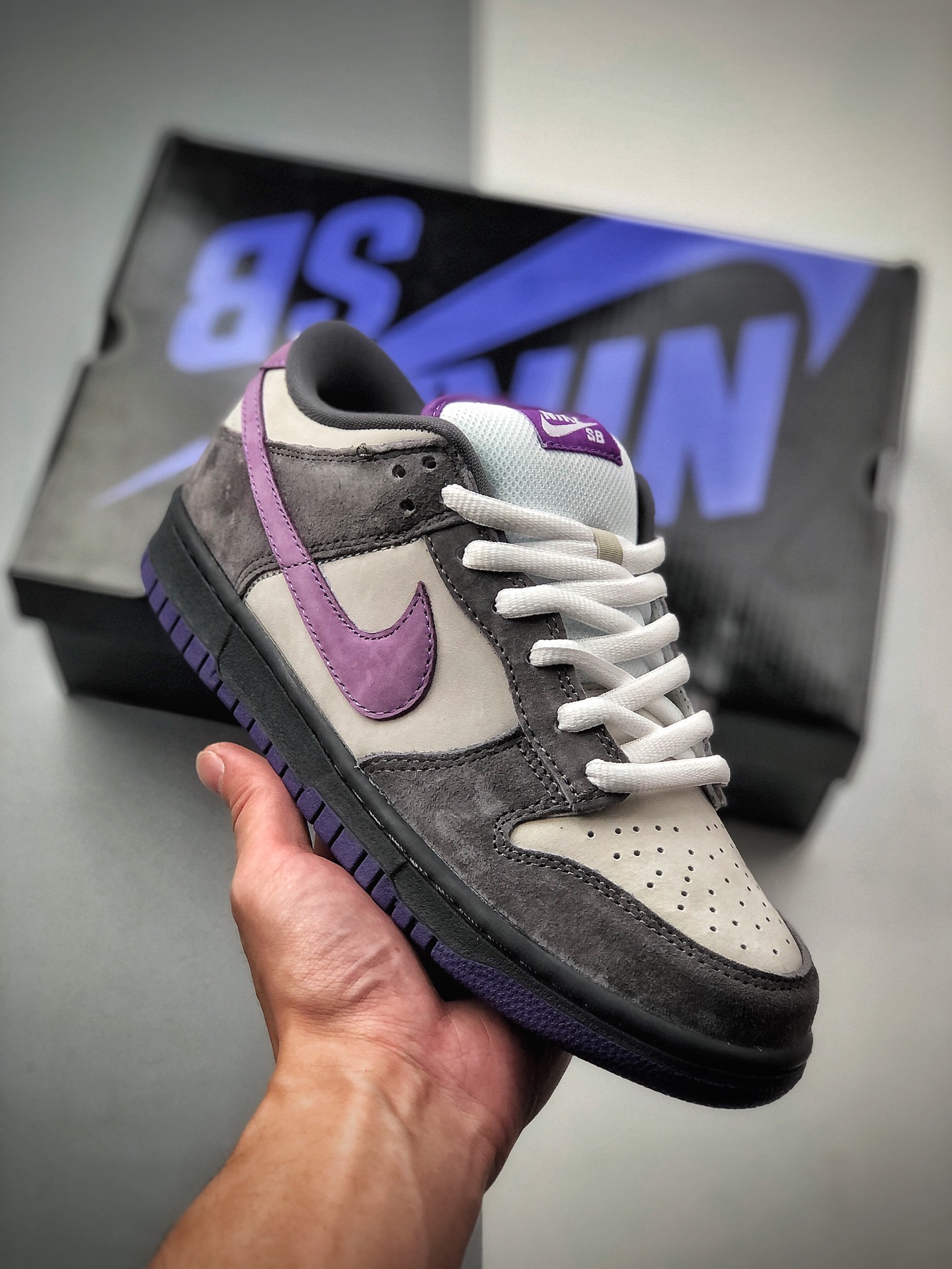 NIKE Dunk Low Pro SB "Purple Pigeon", zapatilla de skate casual y deportiva. La parte superior utiliza gamuza…