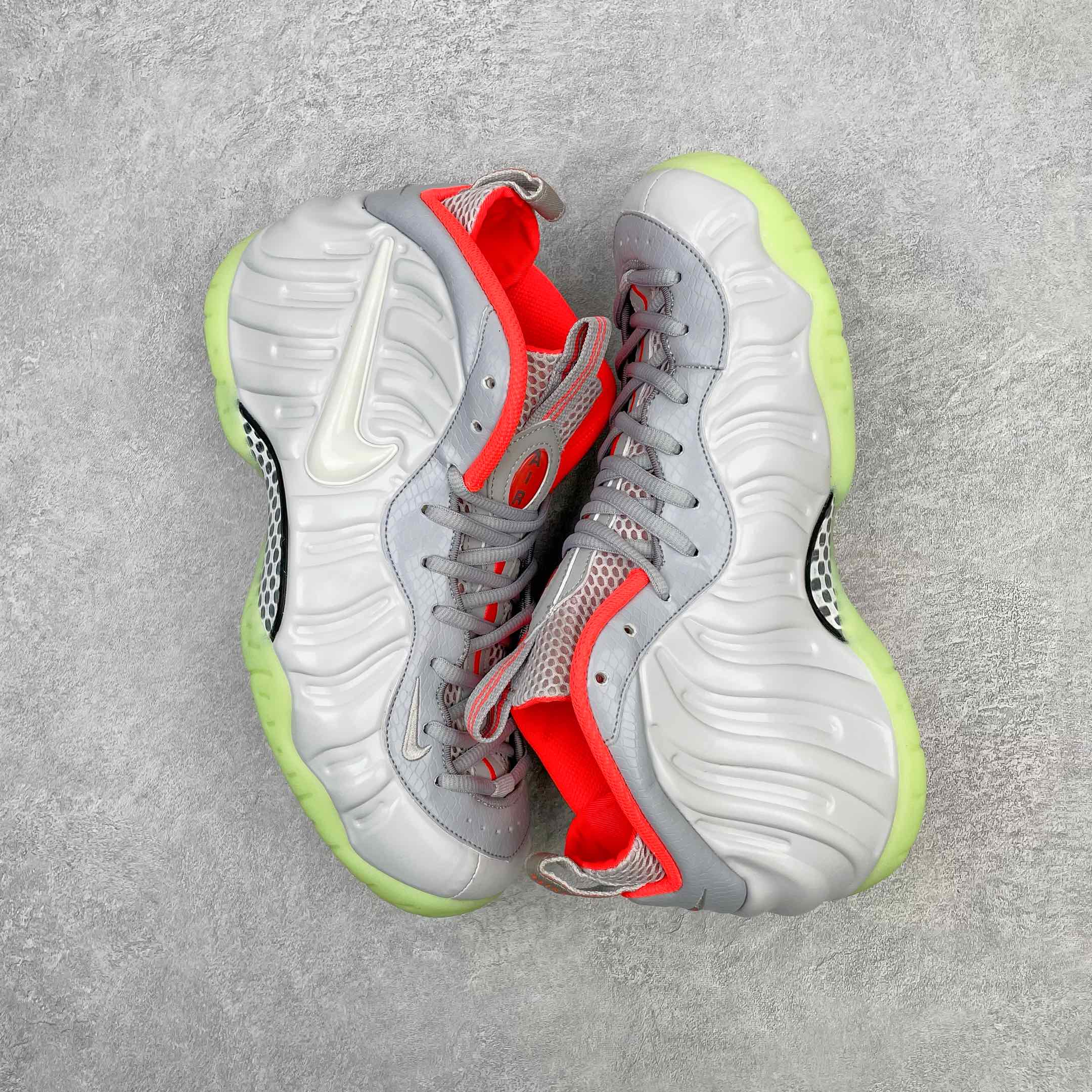 图片[3]-💰440 NK Air Foamposite Pro 灰椰子泡 莞产原底面 公司渠道同模具 鞋型发泡360度无死角 双层Zoom气垫植入 中底完美注胶 搭载原厂碳纤维材质 诞生于1997年的NK Air Foamposite系列可以说是整个球鞋历史上最为经典的系列之一 也就是我们常说的“喷”和“泡” 其中“喷”由Foamposite One代言人Penny的英文音译而来 而“泡”则来源于另一款鞋型 Foamposite Pro中\”pro\”的音译 在诞生初期 由于高昂的造价以及超前的外形 Foamposite系列的反对者不在少数 甚至有人认为这款鞋会毁掉整个球鞋行业 但事实证明这双灵感来自于甲虫 自带“黑科技”鞋面以及双层Zoom+大块碳板的太空球鞋不仅受到了大众的接受与追捧 并且成功的影响了篮球鞋的发展 SIZE：38.5 39 40 40.5 41 42 42.5 43 44 44.5 45 46 编码：by5936010-运动鞋