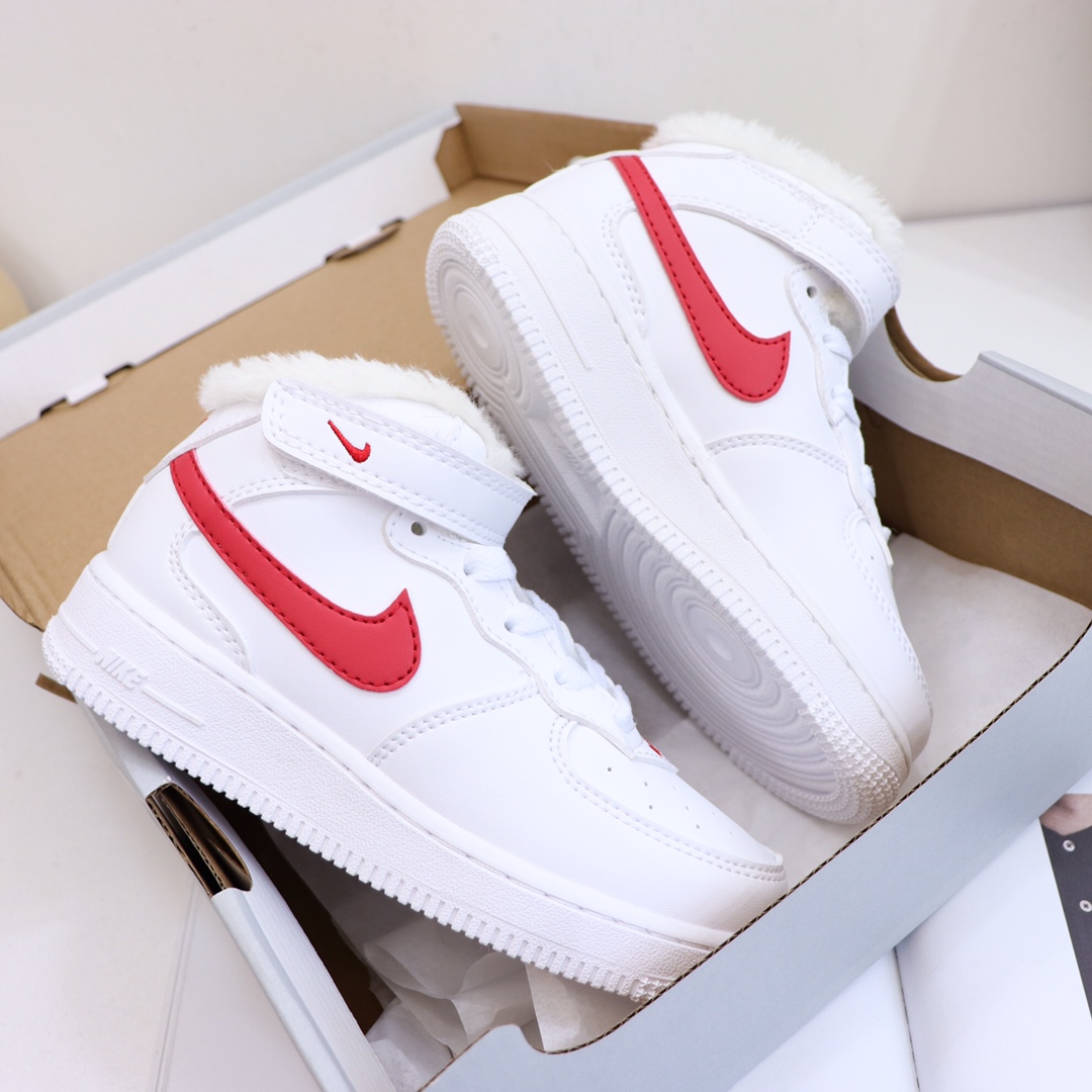 ，号码26-37 ＮＫ加绒空军一号高帮童鞋 空军系列的高颜值，注定备受追捧！ 趣味十足，尽显潮流气息。💯运动感十足的AF1搭配青春系的颜色，清新帅气阳光朝气！非常适合活泼爱动的宝宝！除了鞋头没有加绒全鞋加绒✅鞋垫也是加绒🦶-选品中心