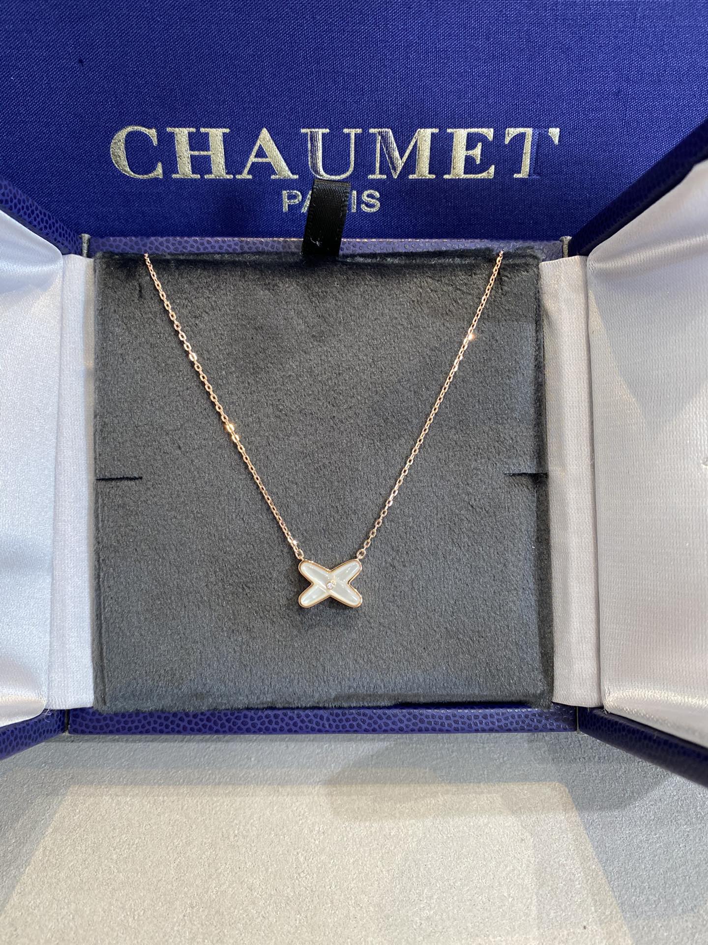 NO:631084,Cross necklace with rose gold and white shellfish, fashionable and beautiful in Paris, 37.5-41.5cm, made of V gold and electroplated with thick gold, with natural deep sea white shellfish, both front and back are very exquisite!  One pair of turning stones, 88220, necklace, Cartier high-end jewelry19860909交叉项链玫瑰金白贝,Chu尚*美巴黎,37.5-41.5cm,通体V金材质电镀厚金,配天然深海白贝,正反都非常精致！一对一车石,88220,,necklace,卡迪亚高端饰品,Jewelry