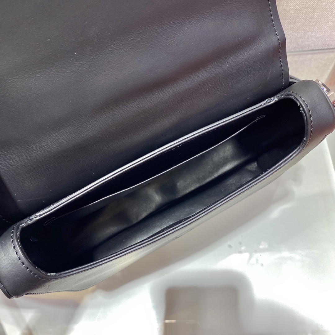 PRADA普拉达进口小牛皮翻盖女包1BD283