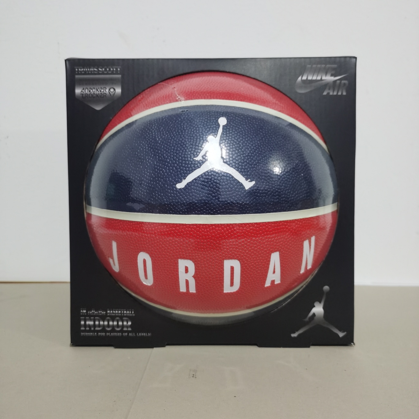 本地自取70  80
正品乔丹JORDAN街头篮球7号球室内外水泥地比赛篮球
型号：7号球
材质: 耐磨吸湿
产地:泰国
适合:室内户外水泥地专业比赛球
🏀🏀🏀🏀🏀🏀
—————————————————
🔥🔥另售:
———————————————
配件：气筒+球袋+球针+网兜 ，加10元。
———————————————
斯伯丁单肩球包另加25元。
———————————————

🏀正版篮球🏀品质保证🏀——————————————————
🔥🔥注意事项🔥🔥: 
充气前请充分湿润球针，用肥皂水为佳，防止气门受损，造成气门漏气。