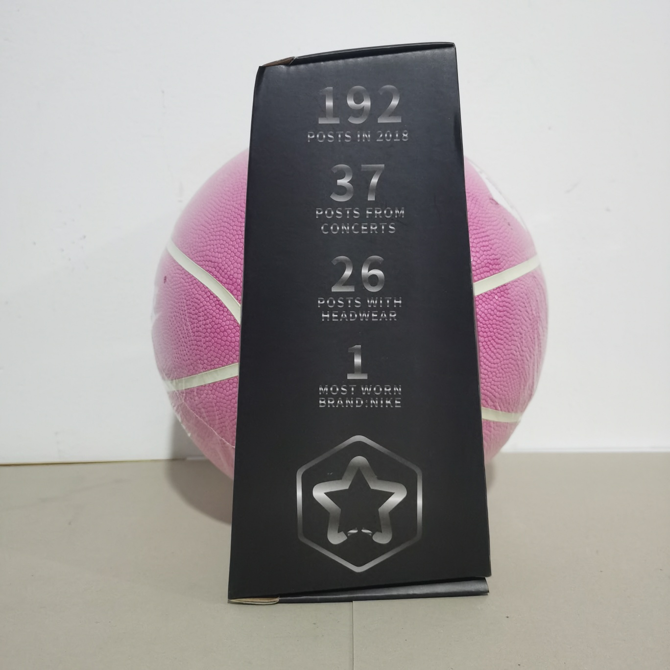 本地自取85   95
耐克【爆款】Nike Lab Versa Tack X Pigalle 联名限量粉色篮球 篮球 粉色 BB9128-638
型号:7号男子篮球
材质:吸湿皮革
供应商：亚马逊渠道商