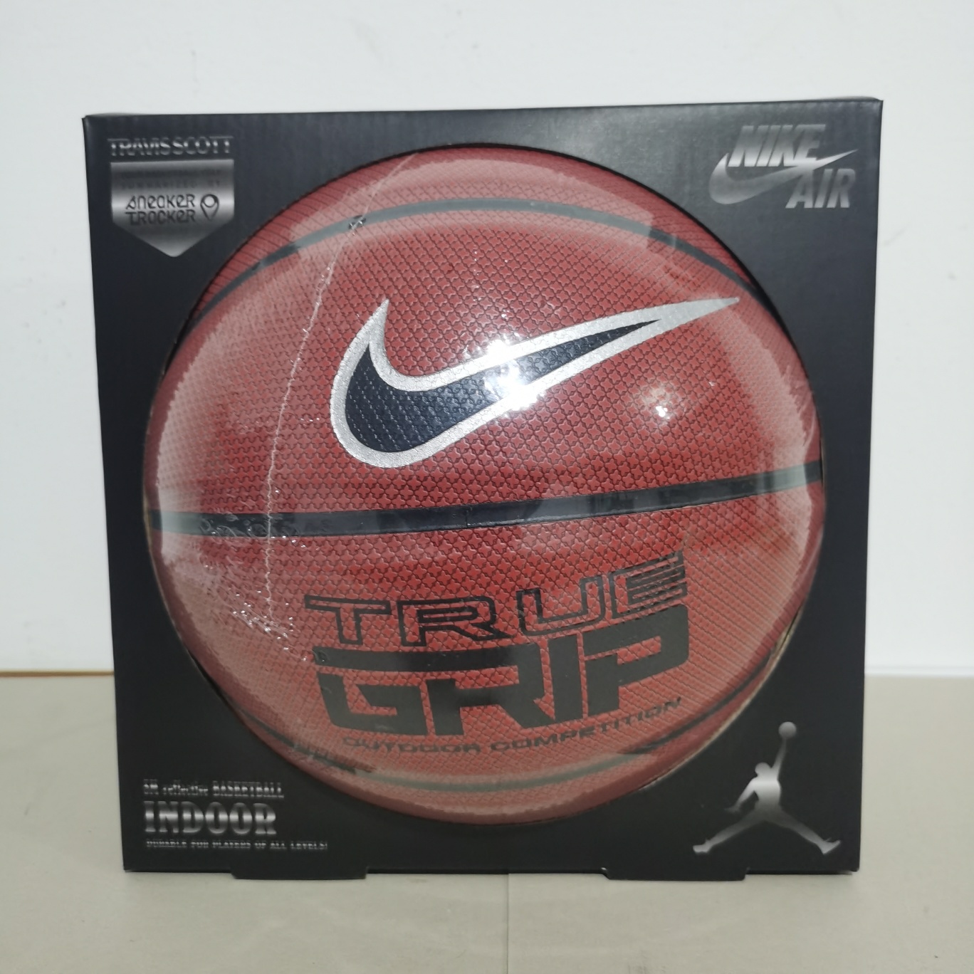 本地自取80
Nike 耐克官方NIKE TRUE GRIP OUTDOOR 8P 篮球 BB0638
配色:琥珀黄/黑/银【耐磨软皮】
型号:7号标准球
场地:室内外木地板，水泥地板

🏀🏀🏀🏀🏀🏀
另售:🔥🔥
——————————————
配件:球袋，网兜，2球针，气筒，加10元。
——————————————
斯伯丁单肩球包另加:25元
—————————————————

🏀正品篮球🏀官方防伪🏀淘宝热卖🏀
——————————————————
🔥🔥注意事项🔥🔥: 
充气前请充分湿润球针，用肥皂水为佳，防止气门受损，造成气门漏气。