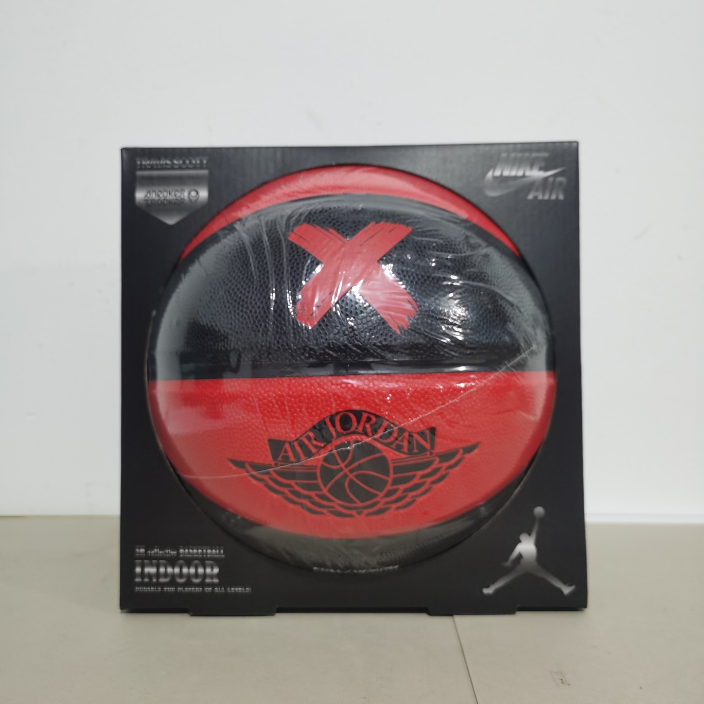 本地自取70  80
乔丹禁穿Air Jordan男子七号标准篮球AJ黑红禁穿篮球/精湛工艺，黑红搭配/此球耐压耐磨缠纱
材质:防滑吸汗表层
内胆:耐热耐老化丁基内胆
规格:标准七号篮球。
篮球表皮面有一层蜡做保护，所以新球都会感觉滑手，当表层蜡在使用中渐渐磨除，手感会越来越好！