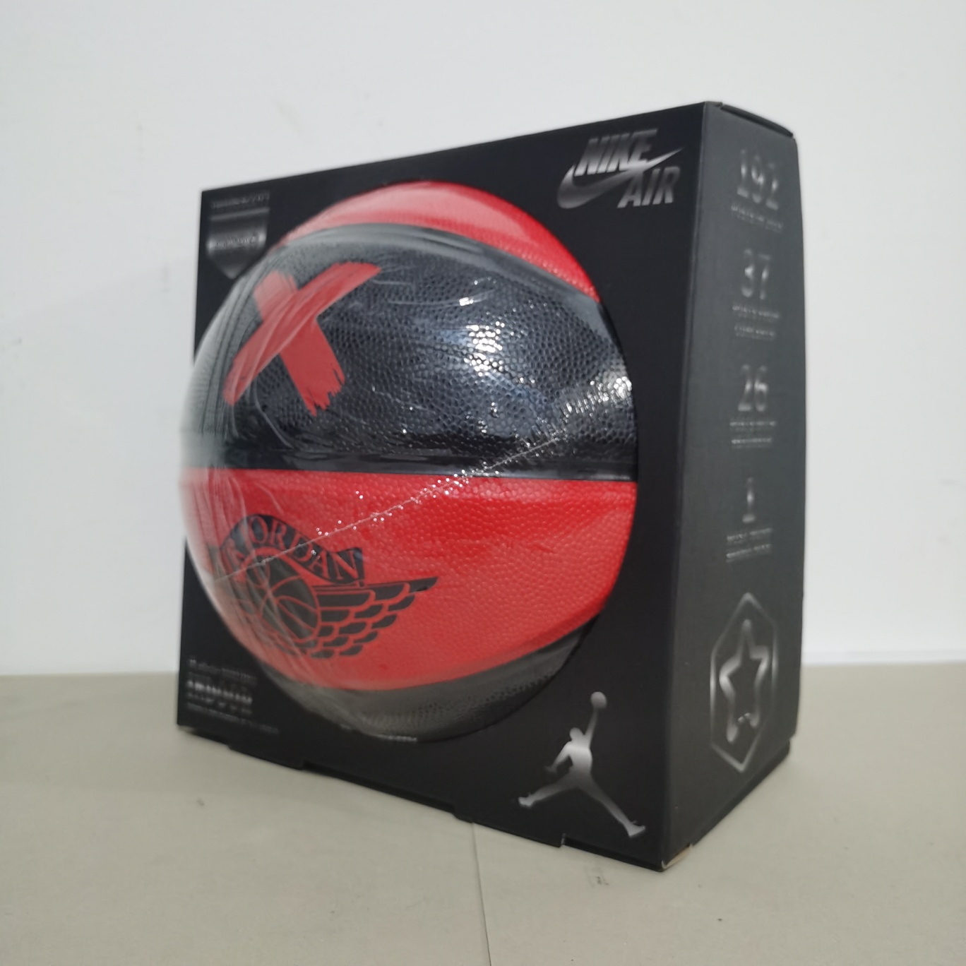 本地自取70  80
乔丹禁穿Air Jordan男子七号标准篮球AJ黑红禁穿篮球/精湛工艺，黑红搭配/此球耐压耐磨缠纱
材质:防滑吸汗表层
内胆:耐热耐老化丁基内胆
规格:标准七号篮球。
篮球表皮面有一层蜡做保护，所以新球都会感觉滑手，当表层蜡在使用中渐渐磨除，手感会越来越好！