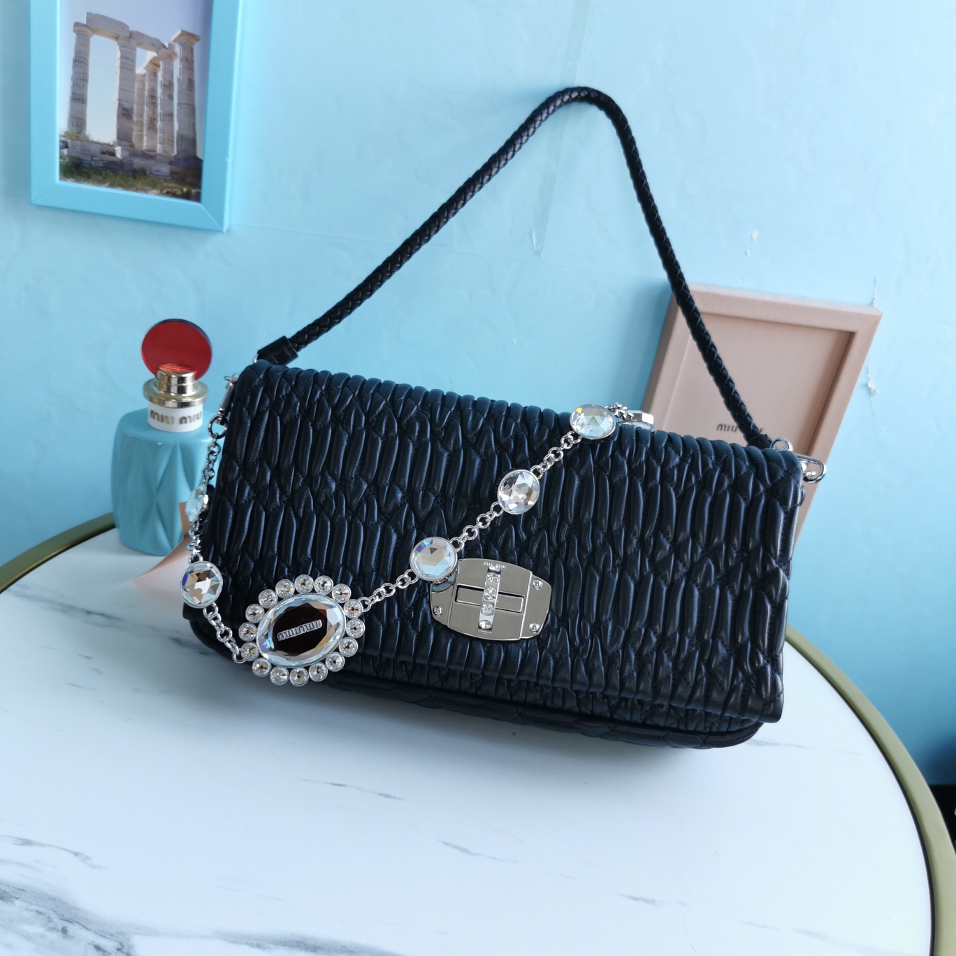 NO:197622,Genuine grade new upgraded version of crystal diamond chain, exclusive custom 9K glass stone material, white 5BD233# diamond chain bag, small jacquard wrinkled embossment method, Cloquet layered pearlescent sheepskin, comfortable stir-fried chicken Polished outline hardware, cotton satment lining, double strap design Hand-woven full leather shoulder strap and imitation crystal diamond chain, can be held with shoulder crossbody, versatile and fashionable size28, 3, 14 (with original packaging), MIUMIU, christian louboutin, miumiu, sheepskin19860909正品级 全新升级版水晶钻链,独家订制9K玻璃石材质,白色5BD233#钻石链条包,小提花皱褶凸纹压花做法,Cloquet层叠珠光羊皮,手感炒鸡舒服 抛光纲质五金,棉缎衬里,双肩带设计手工编织全皮肩带与仿水晶钻链,可手拿肩背斜挎,百搭时尚size28,3,14（配原版包装）,MIUMIU,christian louboutin,miumiu,sheepskin,Bag