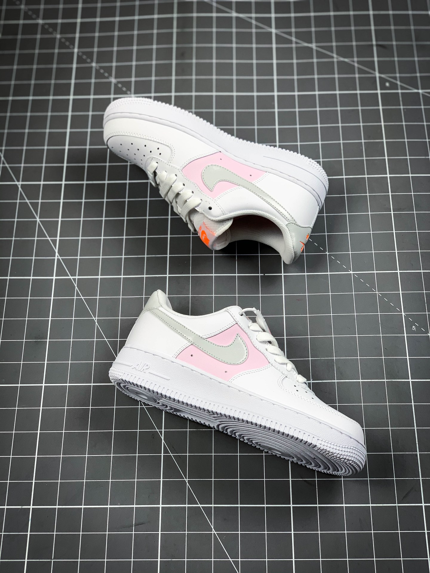 200 公司级Nike Air Force 1'07 Low  粉镭射 主要配色为粉色 CZ0369-100