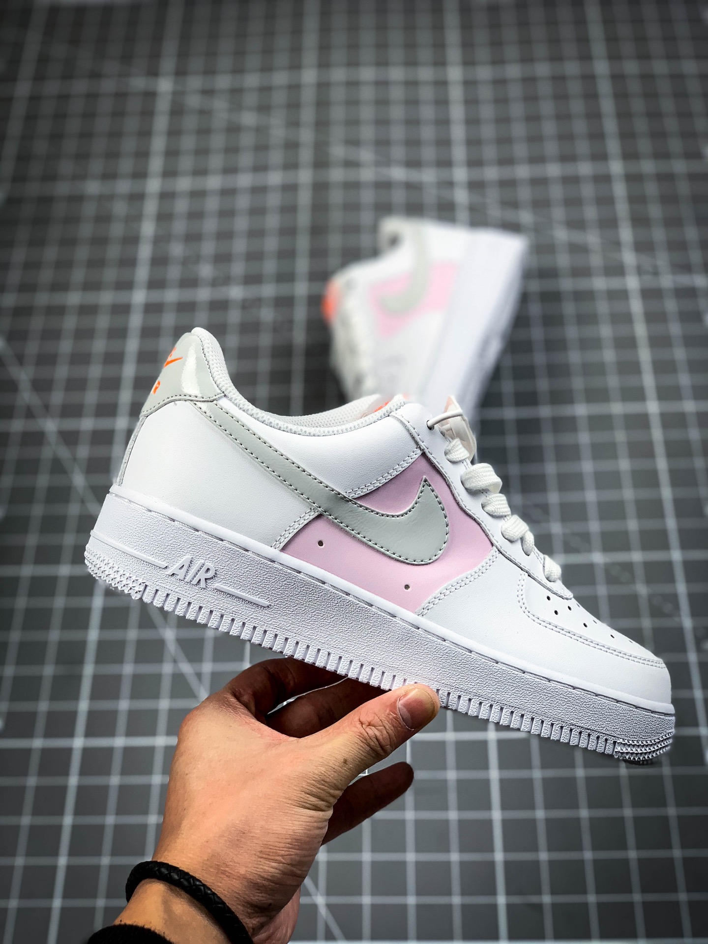 200 公司级Nike Air Force 1'07 Low  粉镭射 主要配色为粉色 CZ0369-100