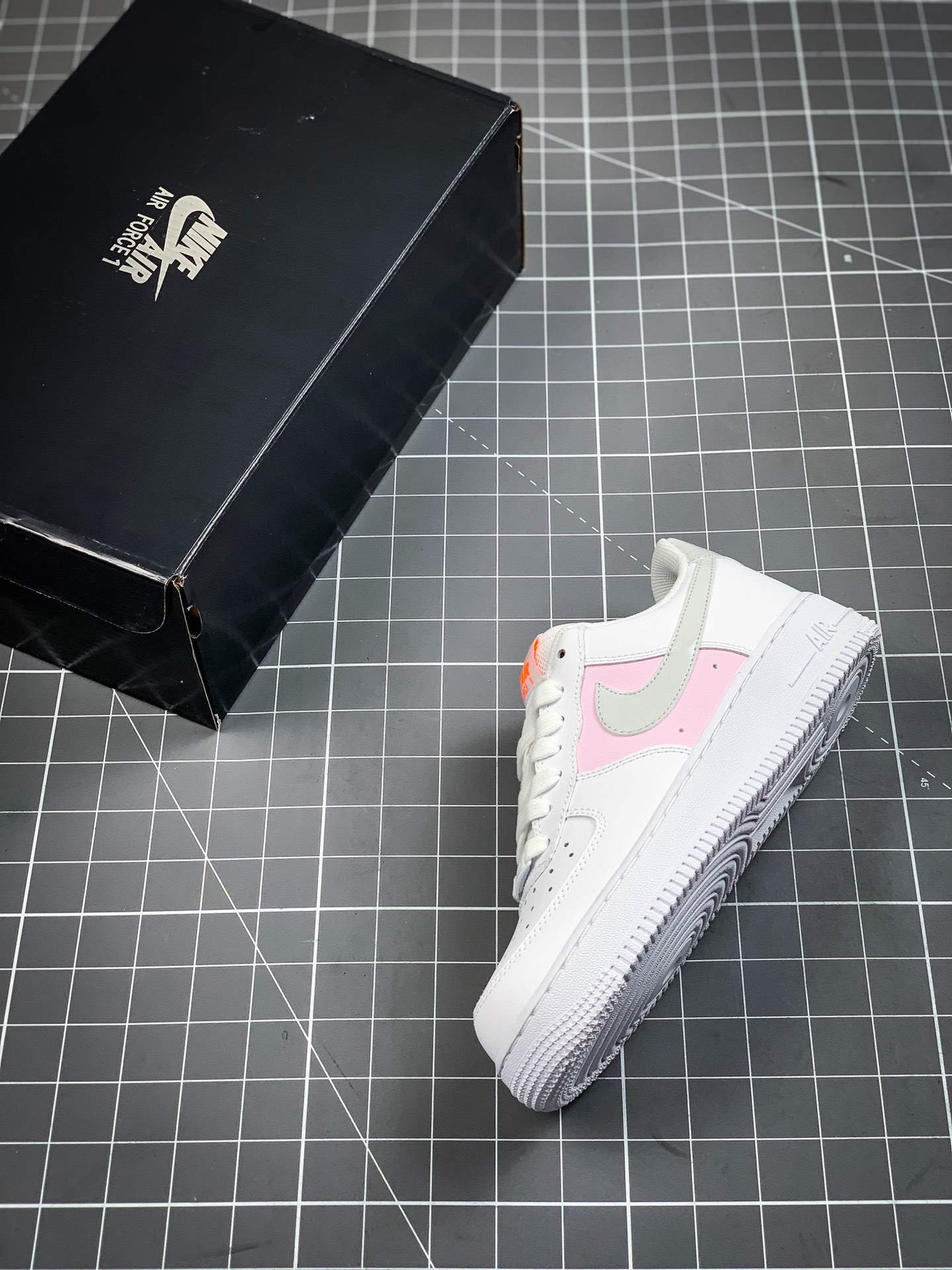 200 公司级Nike Air Force 1'07 Low  粉镭射 主要配色为粉色 CZ0369-100