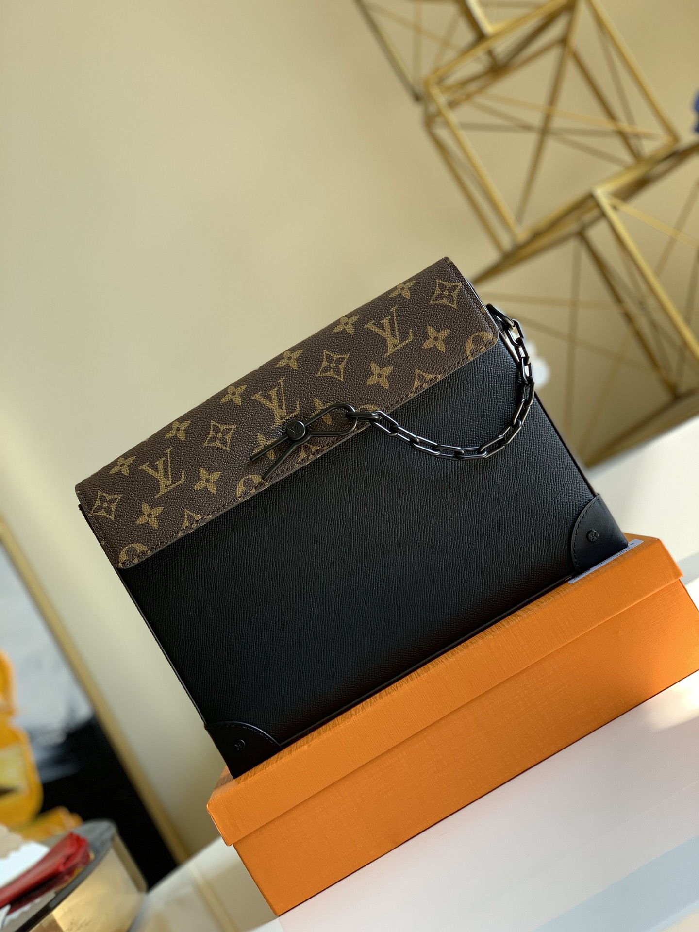 NO:396648,【Exclusive real shot M30583】Black Pochette Voyage Steamer handbag is filled with the elegant style of Taga leather in autumn and winter, providing an ideal place for small items such as mobile phones and headphones. The pin buckle mark from the Steamer handbag Virgil Abloh's classic handwriting, corner design inherits the brand's hard box tradition. Size 28 x 21 x 10cm Z.,LV [original leather],louis vuitton19860909【独家实拍M30583】黑色 Pochette Voyage Steamer 手袋于 秋冬洋溢 Taga 皮革的雅致格调,为手机和耳机等随身小物提供理想之所.源自 Steamer 手袋的针扣标记 Virgil Abloh 的经典手笔,边角设计承袭品牌硬箱传统.尺寸28 x 21 x 10cm Z.,LV【原厂皮】,louis vuitton,Bag