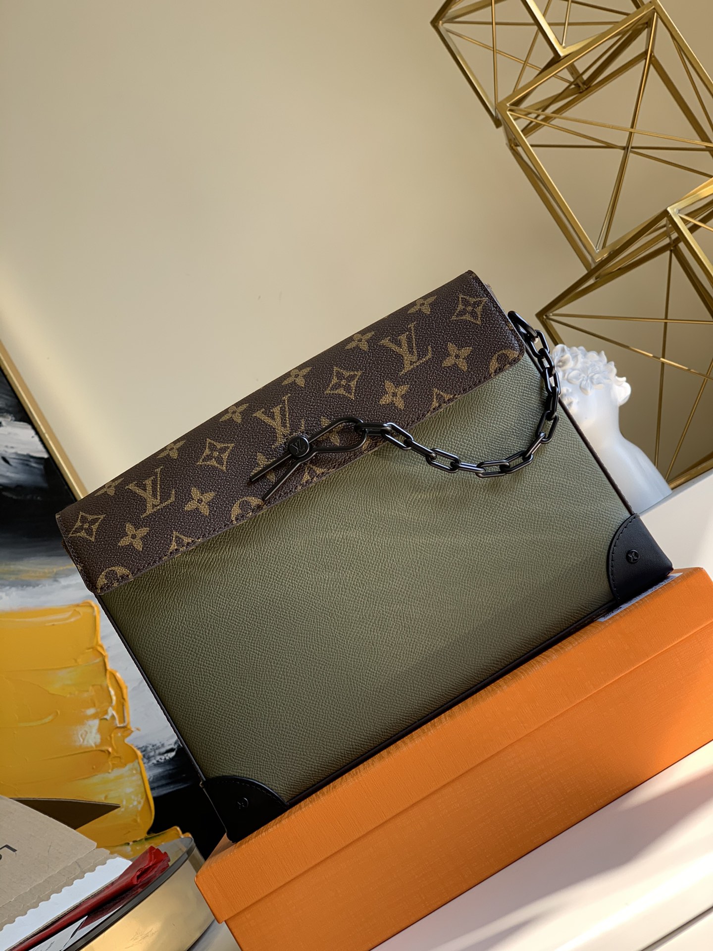 NO:396645,【Exclusive real photo M30583 green】Pochette Voyage Steamer handbag is filled with the elegant style of Taga leather in autumn and winter, providing an ideal place for small items such as mobile phones and headphones. The pin buckle mark from the Steamer handbag Virgil Abloh's classic handwriting, corner design inherits the brand's hard box tradition. Size 28 x 21 x 10cm Z.,LV [original leather],louis vuitton19860909【独家实拍M30583绿色】Pochette Voyage Steamer 手袋于 秋冬洋溢 Taga 皮革的雅致格调,为手机和耳机等随身小物提供理想之所.源自 Steamer 手袋的针扣标记 Virgil Abloh 的经典手笔,边角设计承袭品牌硬箱传统.尺寸28 x 21 x 10cm Z.,LV【原厂皮】,louis vuitton,Bag