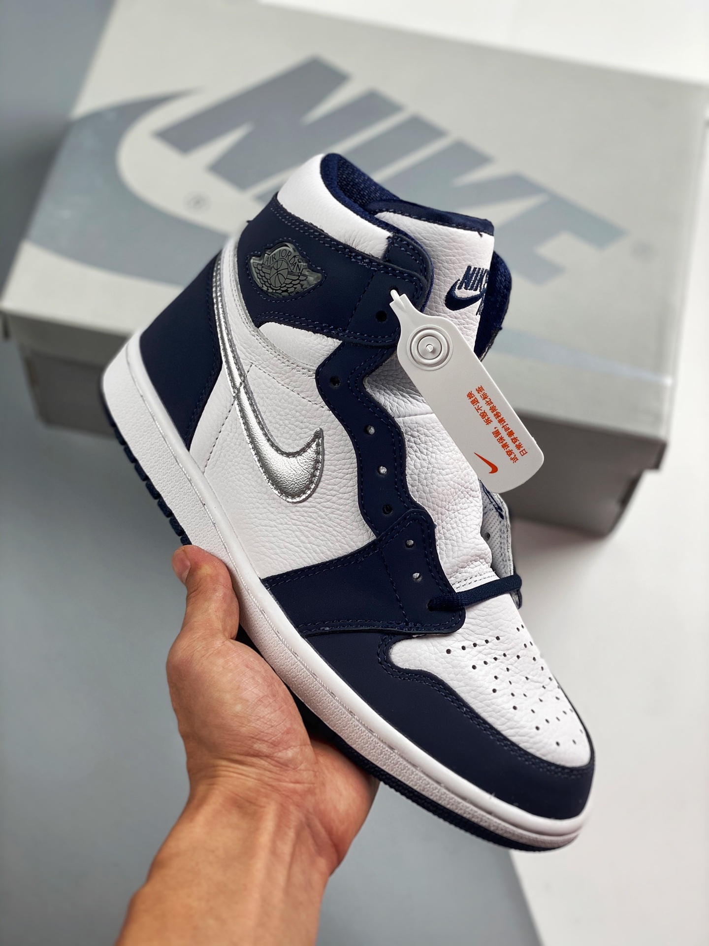 莞产原底面 市售性价比之王💯 AirJordan 1 Retro "Midnight Navy" 日本限定 午夜蓝配色 同价区间无对手 东莞大厂极限压缩利润 性价比触顶 国内顶级头层皮料订染 用料绝不含糊 工艺方面大到整体鞋型 漏斗收腰…