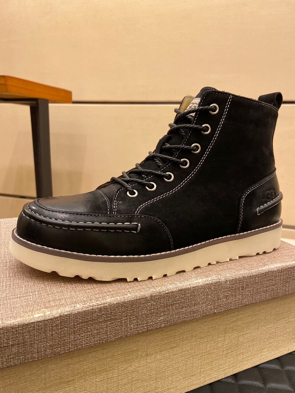 （真全羊毛里不加丝假毛）【UGG男鞋】 版型好到不多说，品质、做工、材料再度升级帅气来袭👏俊朗的外形👏精