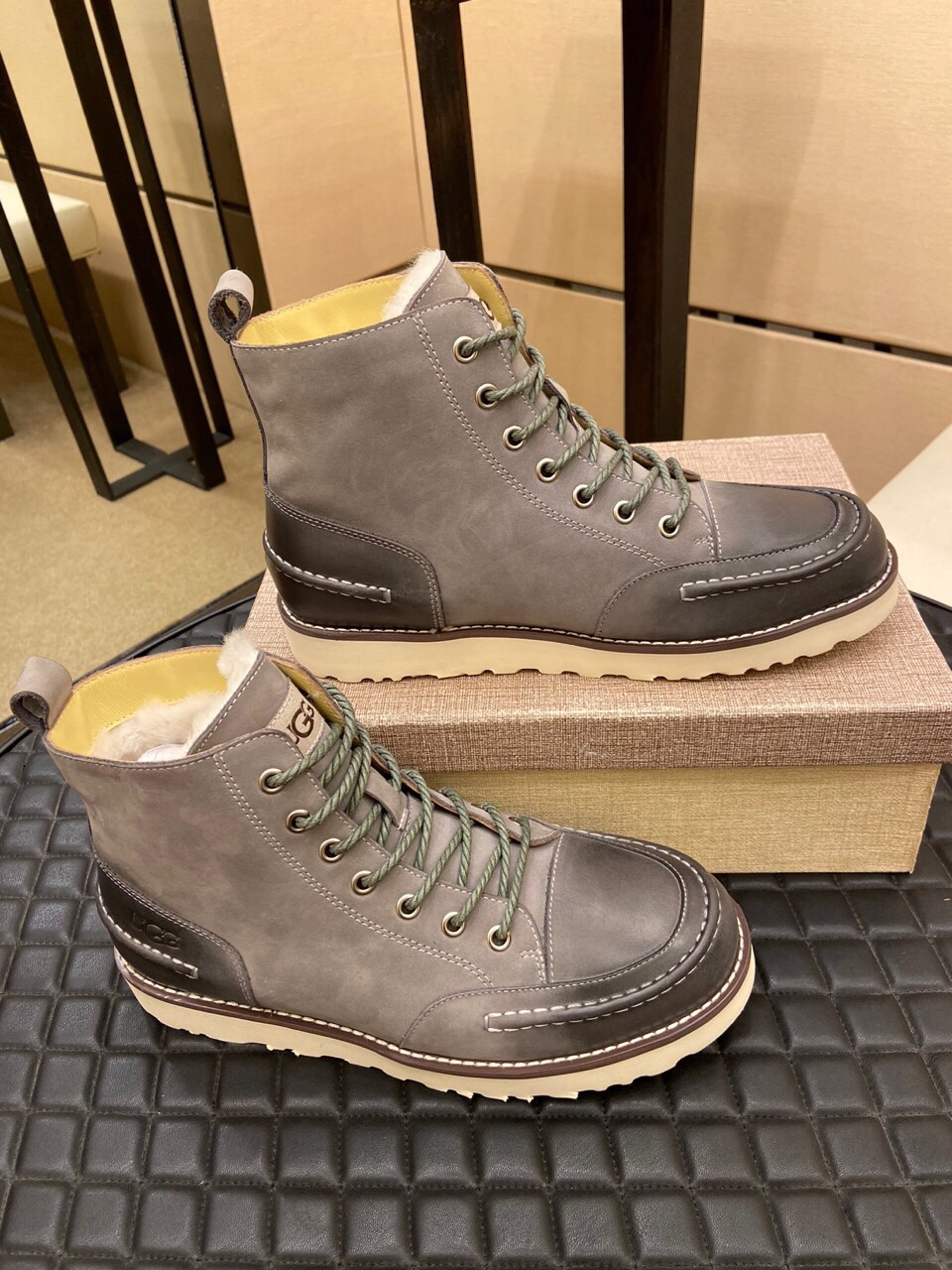 （真全羊毛里不加丝假毛）【UGG男鞋】 版型好到不多说，品质、做工、材料再度升级帅气来袭👏俊朗的外形👏精