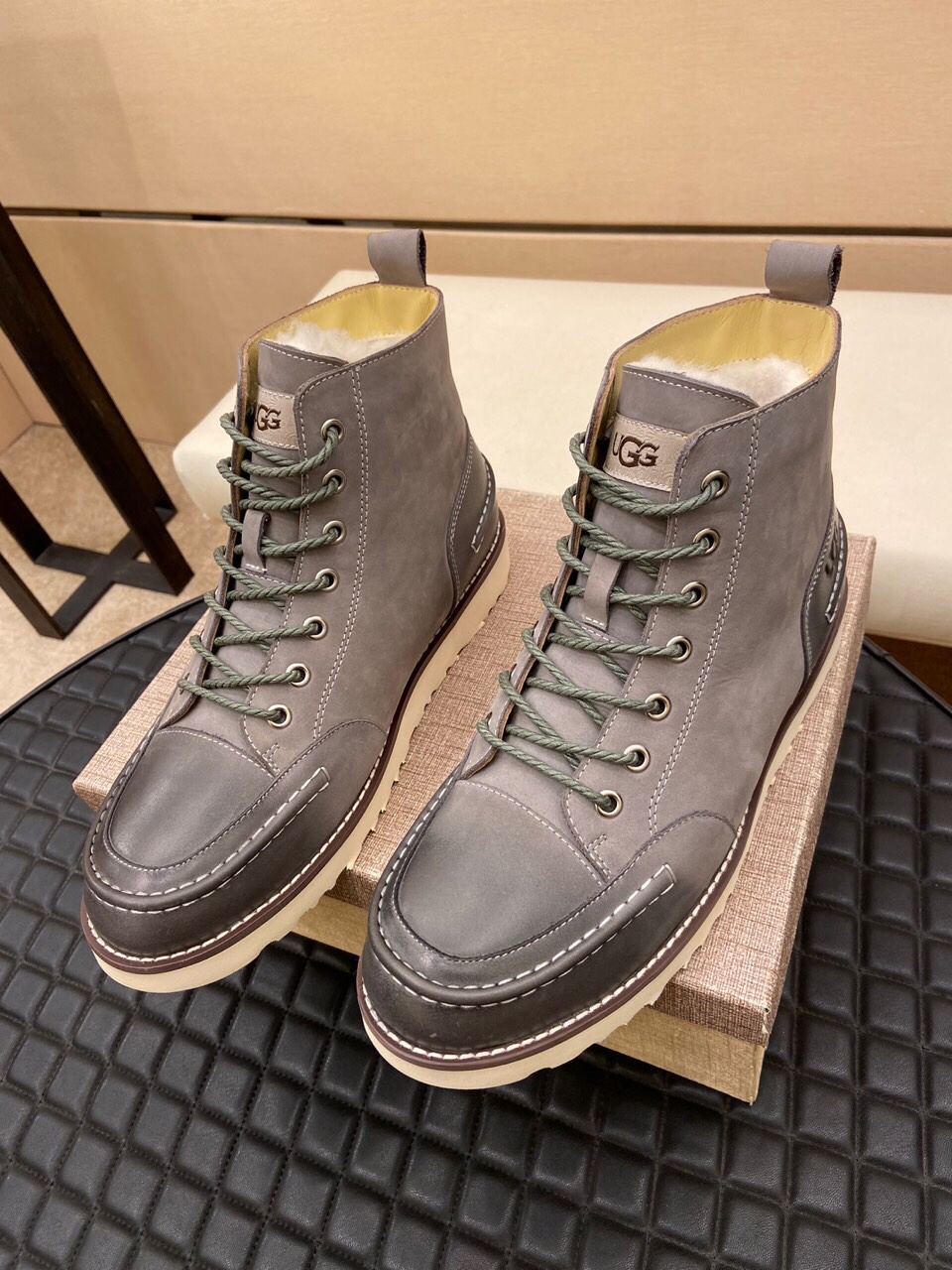 （真全羊毛里不加丝假毛）【UGG男鞋】 版型好到不多说，品质、做工、材料再度升级帅气来袭👏俊朗的外形👏精
