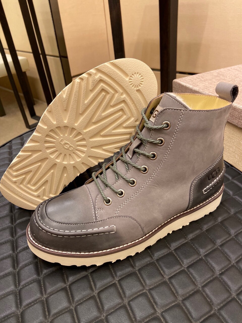 （真全羊毛里不加丝假毛）【UGG男鞋】 版型好到不多说，品质、做工、材料再度升级帅气来袭👏俊朗的外形👏精