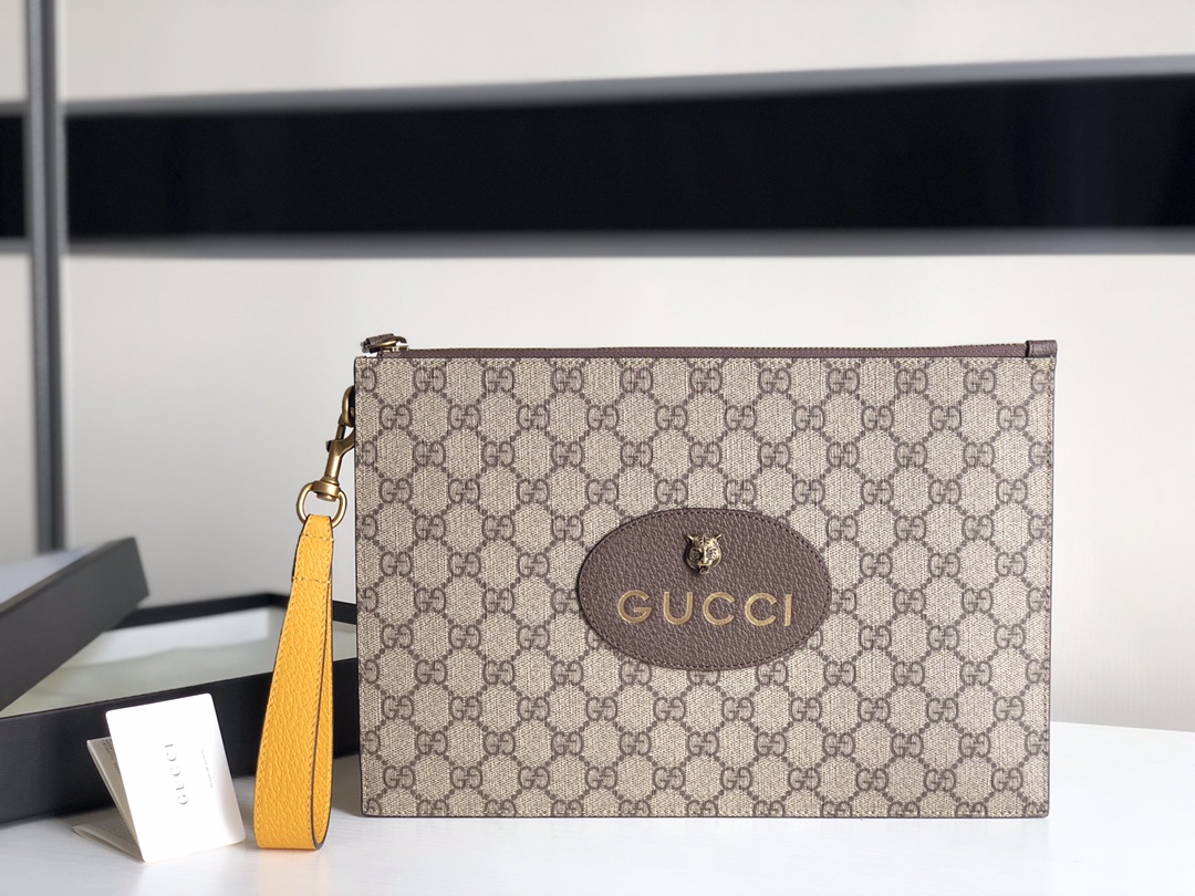 Gucci's rare real-life photo looks like a simple clutch bag. It takes a lot of effort to research and make a bag. It is not easy. Appreciate it c