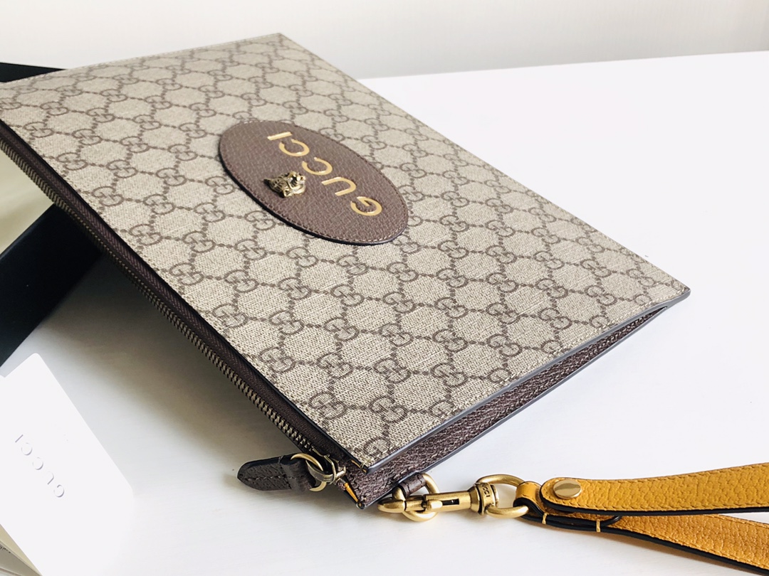 Gucci's rare real-life photo looks like a simple clutch bag. It takes a lot of effort to research and make a bag. It is not easy. Appreciate it c