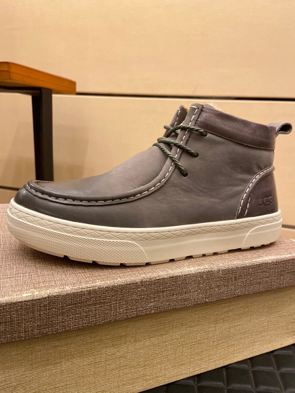 （真全羊毛里不加丝假毛）【UGG男鞋】 版型好到不多说，品质、做工、材料再度升级帅气来袭👏俊朗的外形👏精