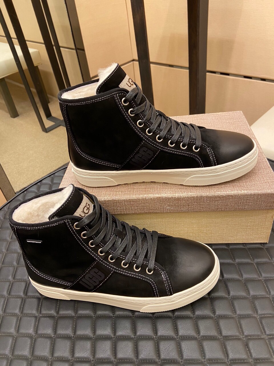 （真全羊毛里不加丝假毛）【UGG男鞋】 版型好到不多说，品质、做工、材料再度升级帅气来袭👏俊朗的外形👏精