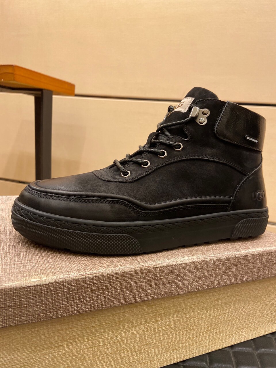 （真全羊毛里不加丝假毛）【UGG男鞋】 版型好到不多说，品质、做工、材料再度升级帅气来袭👏俊朗的外形👏精