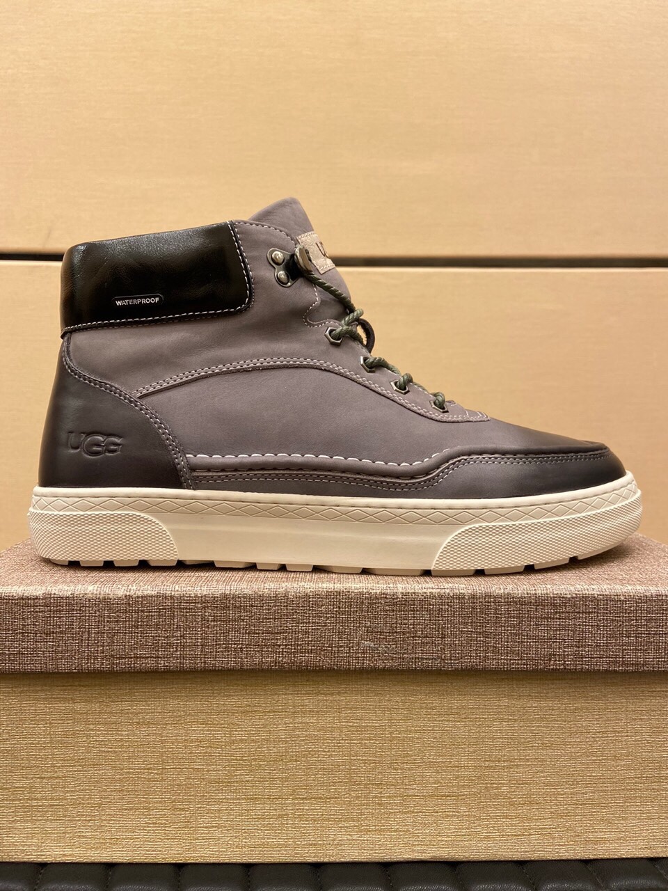 （真全羊毛里不加丝假毛）【UGG男鞋】 版型好到不多说，品质、做工、材料再度升级帅气来袭👏俊朗的外形👏精