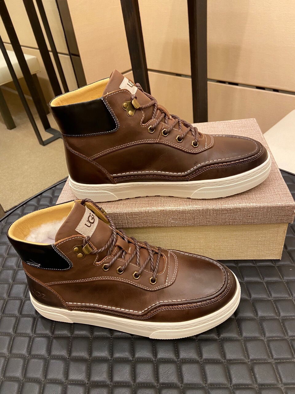 （真全羊毛里不加丝假毛）【UGG男鞋】 版型好到不多说，品质、做工、材料再度升级帅气来袭👏俊朗的外形👏精
