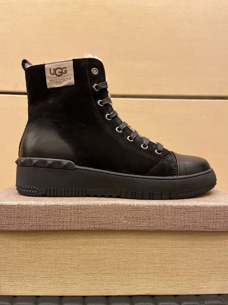 （真全羊毛里不加丝假毛）【UGG男鞋】 版型好到不多说，品质、做工、材料再度升级帅气来袭👏俊朗的外形👏精