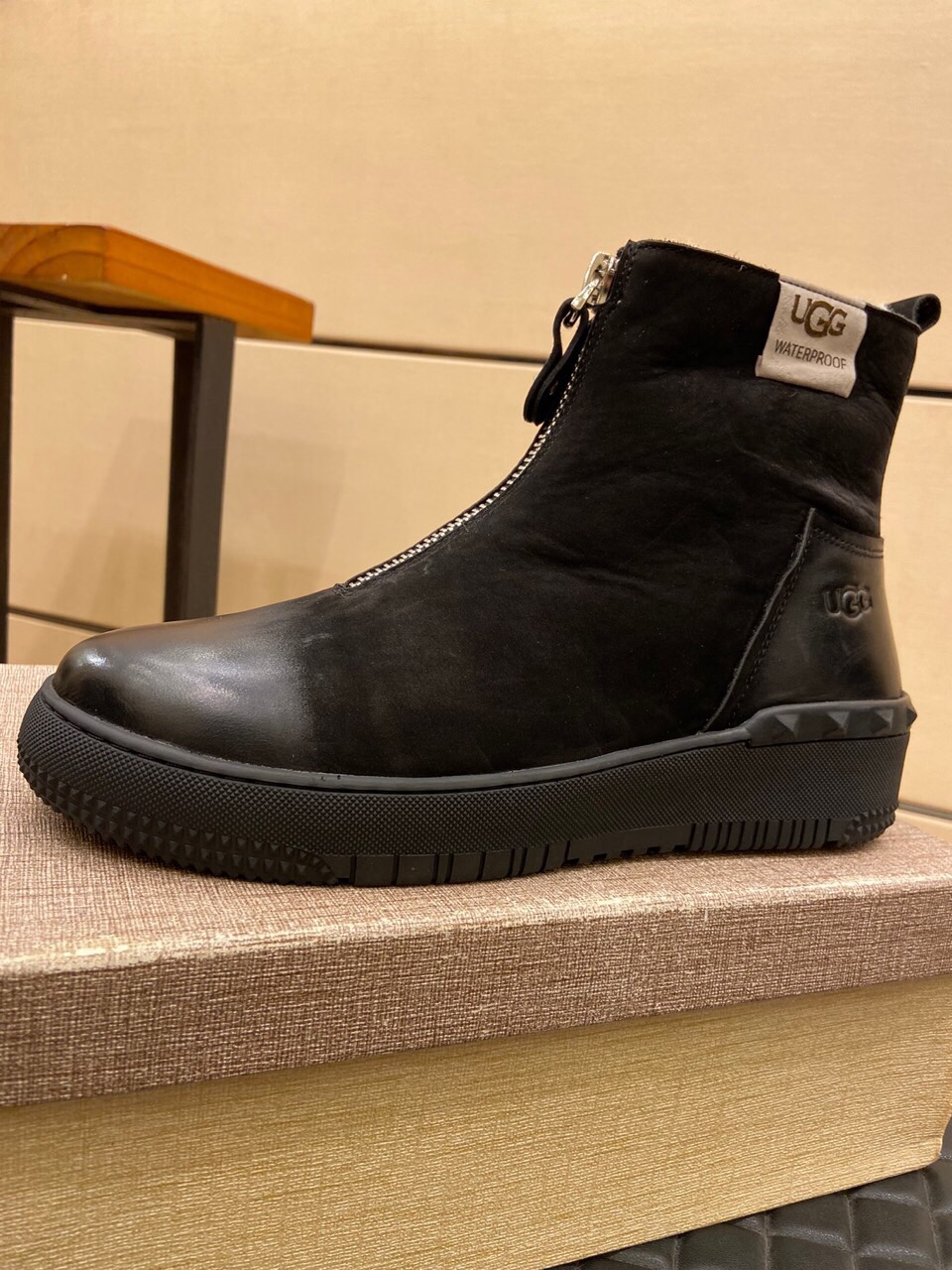 （真全羊毛里不加丝假毛）【UGG男鞋】 版型好到不多说，品质、做工、材料再度升级帅气来袭👏俊朗的外形👏精