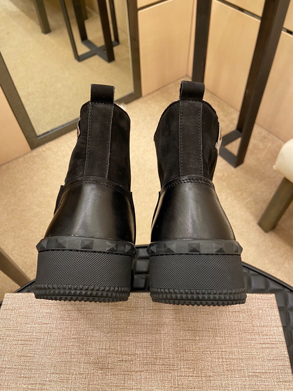（真全羊毛里不加丝假毛）【UGG男鞋】 版型好到不多说，品质、做工、材料再度升级帅气来袭👏俊朗的外形👏精