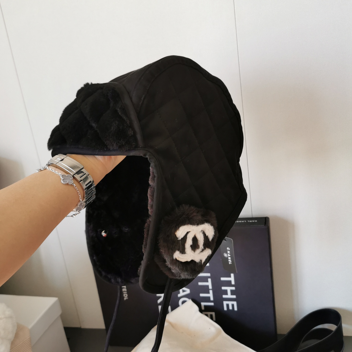 NO:216763,Xiaoxiang’s classic fur Lei Feng ear protection hat Come on!  This winter is no longer cold, luxurious configuration!  Integrated fur, thickened inside to keep warm!  Super warm and stylish, not bloated at all, not rustic on the contrary, very fashionable and beautiful. High-looking styles like this luxurious fur style. You must own a hat, fisherman's hat, baseball hat, knit hat, hat, espadrilles, hats19860909小香经典皮草雷锋护耳帽 来吧！这个冬天不再冷 豪华配置！皮毛一体 内里加厚保暖！超级暖和又有范,戴上一点都不臃肿,不土 相反来说非常洋气好看 高颜值的款式 像这种奢华的皮草款 一定要独拥一份♀帽子渔夫帽棒球帽针织帽,帽子,espadrilles,hats,hat