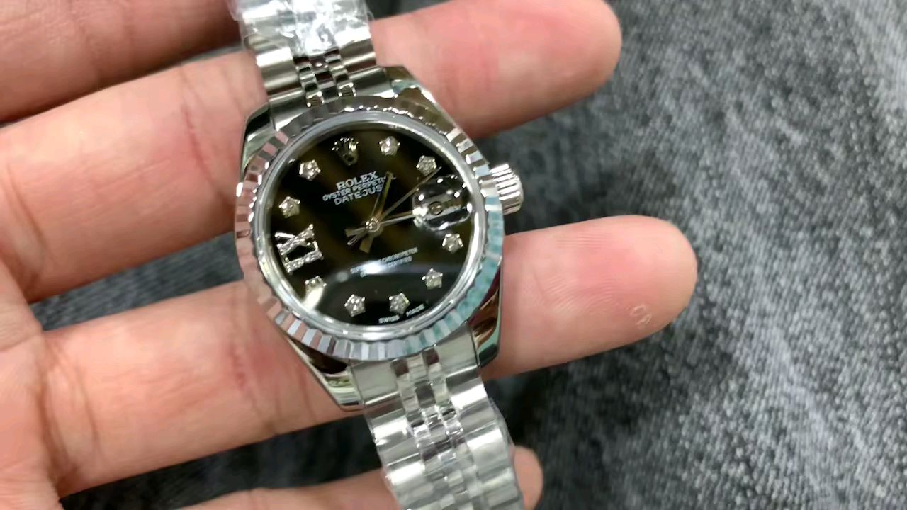 Rolex 女生们，别老是选红啊，粉啊，白啊，劳力士日志女表黑表盘，带起来能让您在各种场合都应付得来
