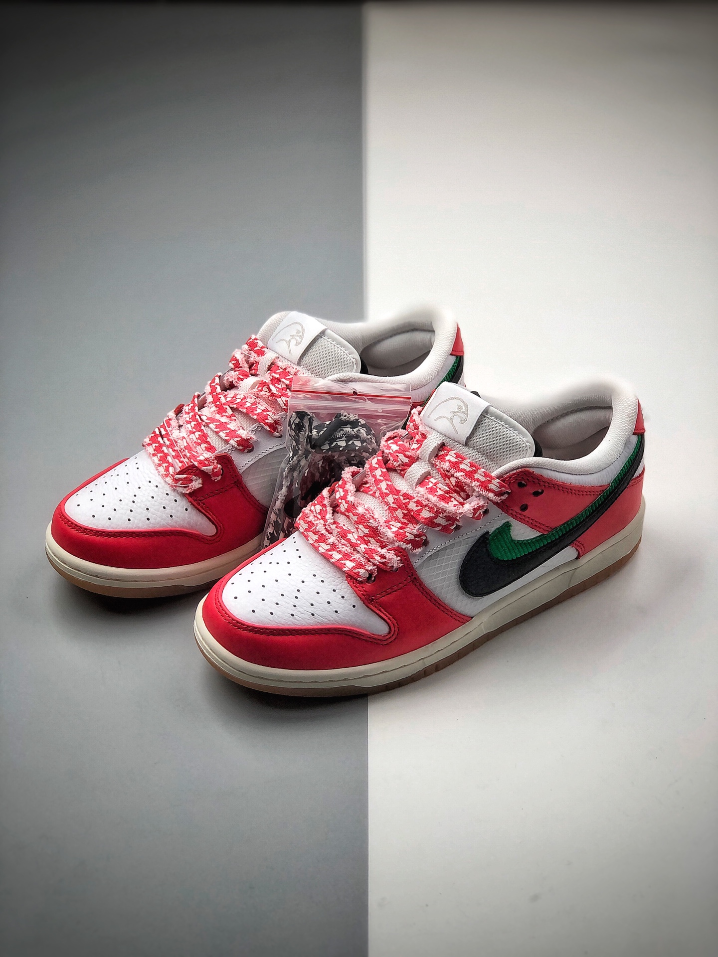 Producido por la línea original S2, Frame Skate x SB Dunk Low "Habibi" serie de doble gancho, blanco, rojo y negro. Uti…