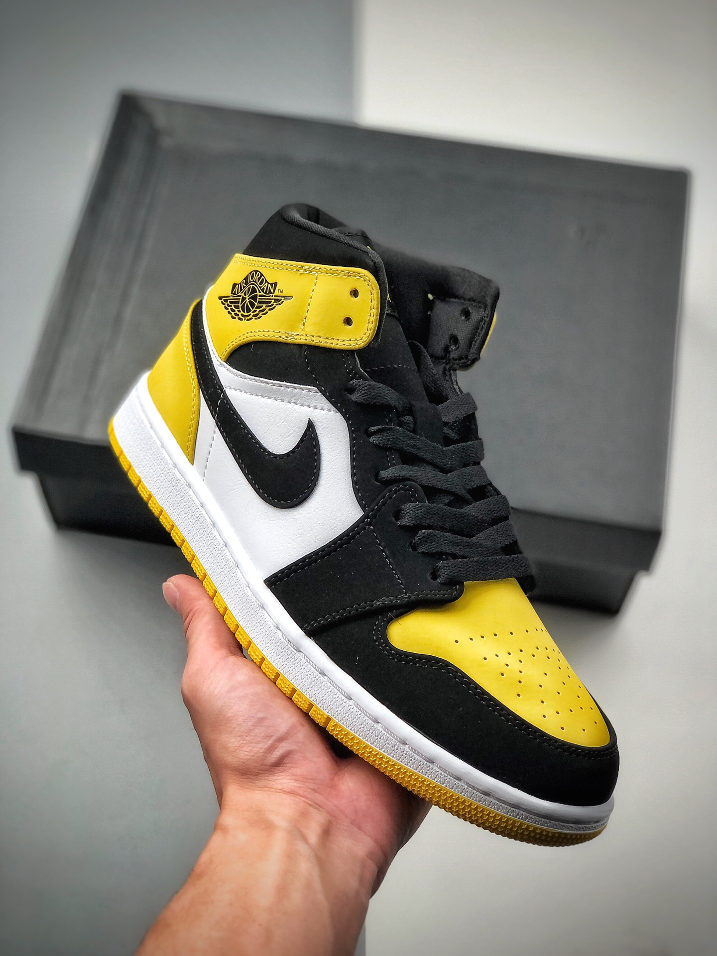 Air Jordan 1 Mid 皮卡丘/黑黄脚趾 当前市场最优版本 陆续上架 全鞋采用原装头层皮，用料扎实 精雕细琢 鞋型极致还原 飞翼3D打印改良 深度立体 四线中底拉帮皮料选材 钢印 背胶一应俱全 全新批次 原装原模大底全鞋原厂定制…