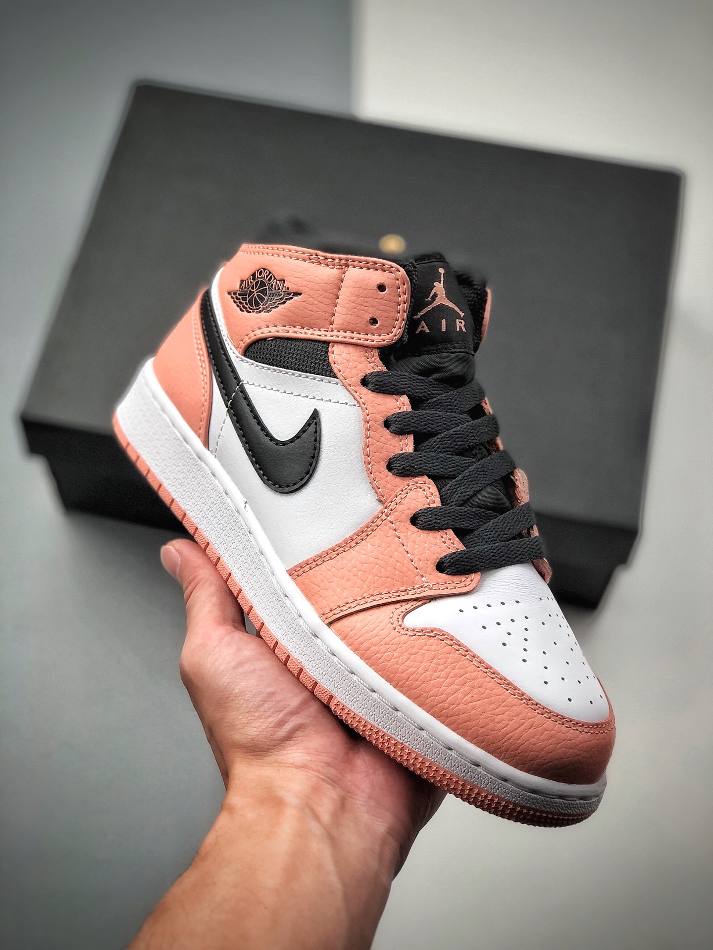 Air Jordan 1 MID AJ1这款款是名为“ Pink Quartz” 粉色石英Mid 系列，采用白色皮革搭配樱花粉透芯头层荔枝皮构建鞋身，同样粉色系覆盖外底收尾，带来十足 “少女感”。swoosh 和鞋口处则使用黑色进行搭配，…