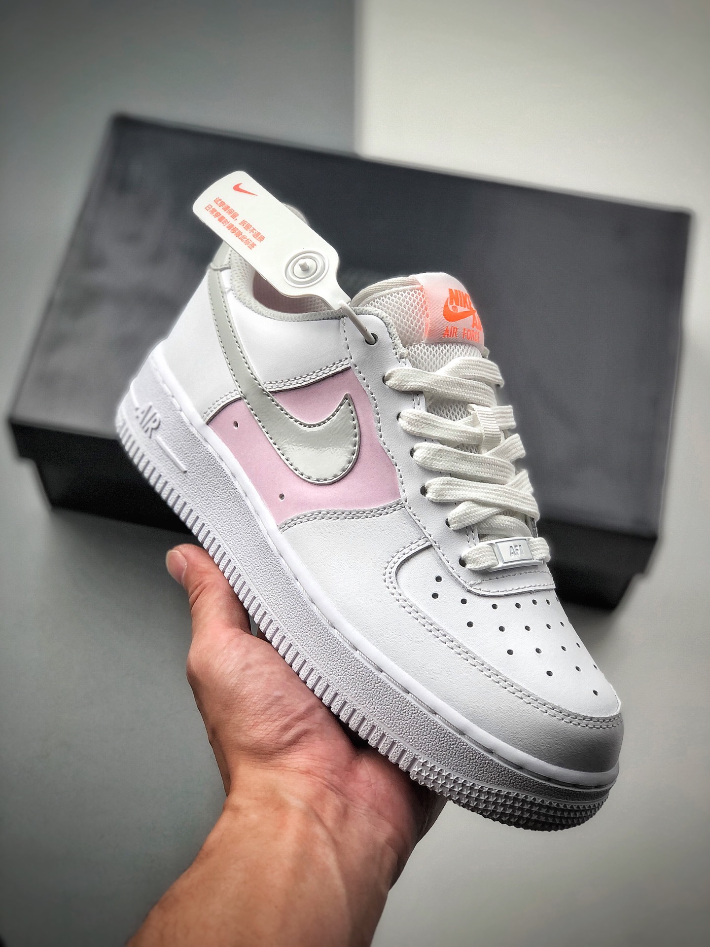 Nike Air Force 1 '07 Low rosa láser, colores principales rosa y blanco rosado, con empeine de láser rosa que se ve muy …