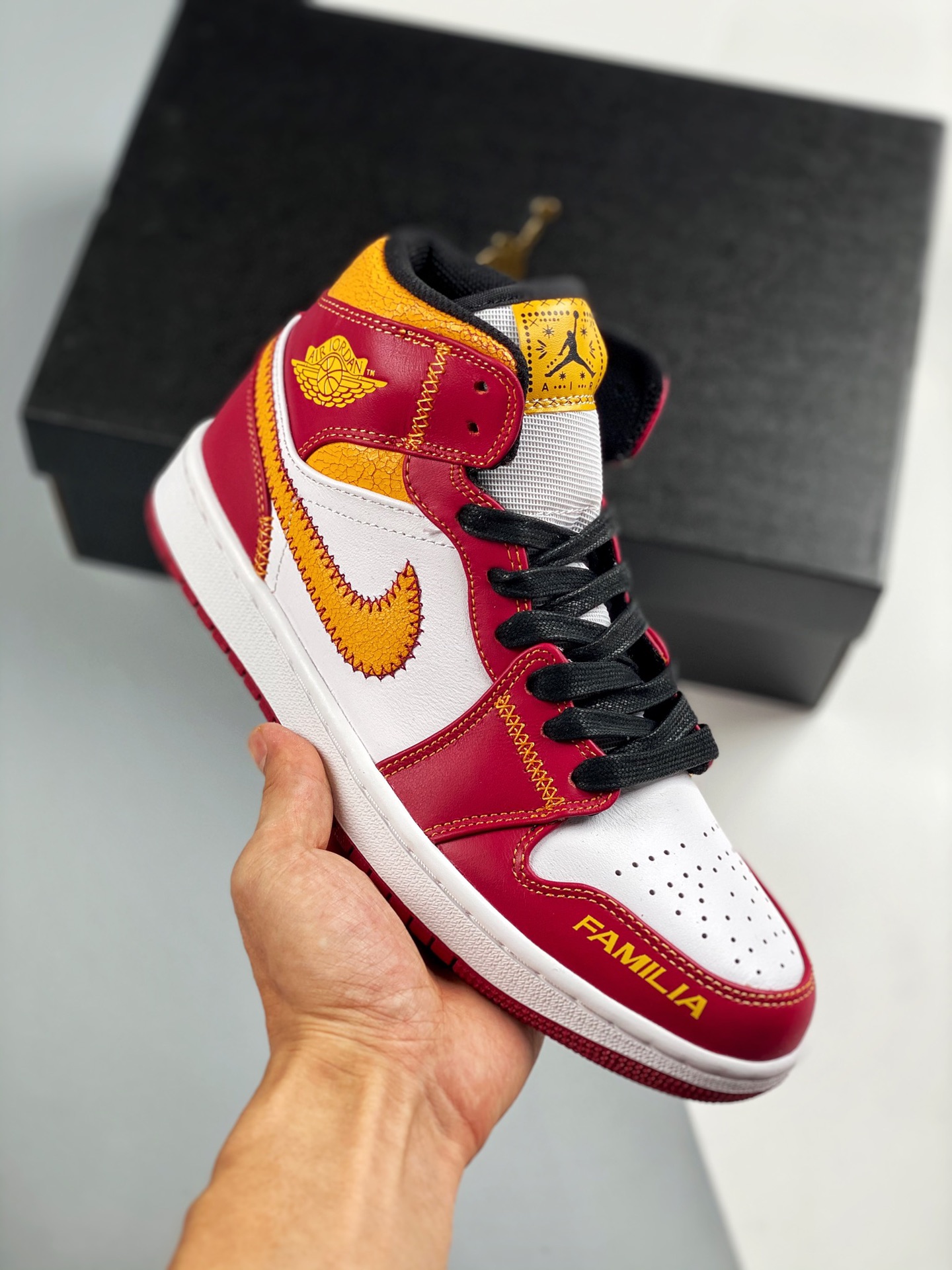 Air Jordan 1 Mid 白黄粉 亡灵节 天猫外贸客户订单 市面最高工艺 中帮系列 全新批次 原装原模大底 全鞋原厂定制皮料，手感细腻正确折边工艺 完美细节诠 货号：DC0350-100 Size：36 36.5 37.5 38 …