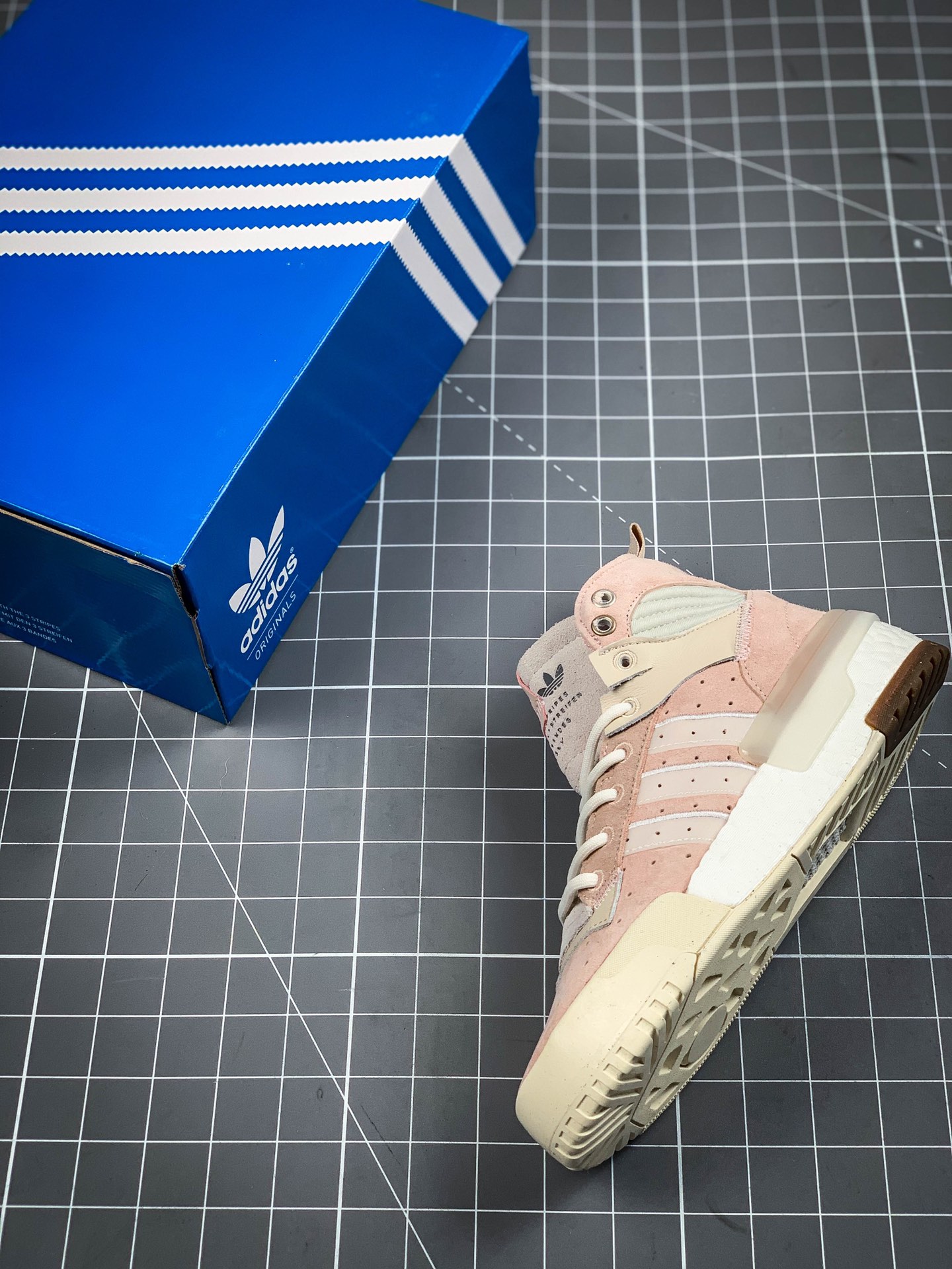 240 Adidas 阿迪达斯 Rivalry RM CHI  三叶草 BOOST中底 高帮皮面男女休闲板鞋  EE4983