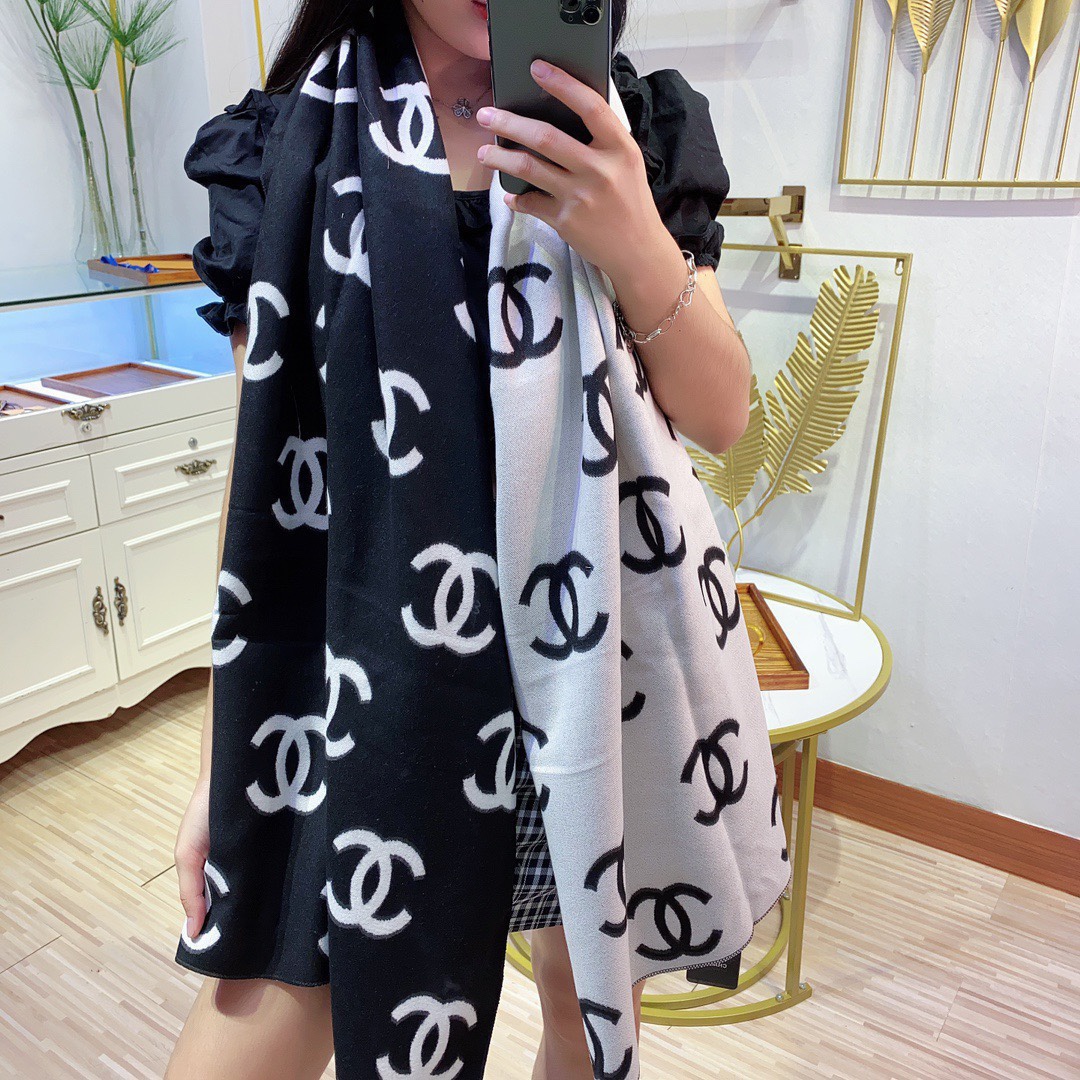 NO:163006,New Chanel's new autumn and winter scarf, cashmere blended texture, soft and warm, double-sided and two-color, exquisite workmanship, both scarf and shawls, size 180*70, ordinary scarf, chanel, shawls19860909批 新款香奈儿爆版秋冬季新款围巾,羊绒混纺质地,柔和保暖,双面双色,做工精美,既是围巾又可以做披肩,尺寸180*70,普通围巾,chanel,shawls,scarf