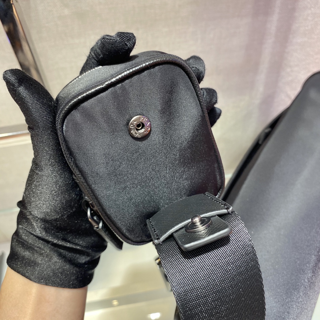 PRADA普拉达再生尼龙面料男士单肩包2VD039