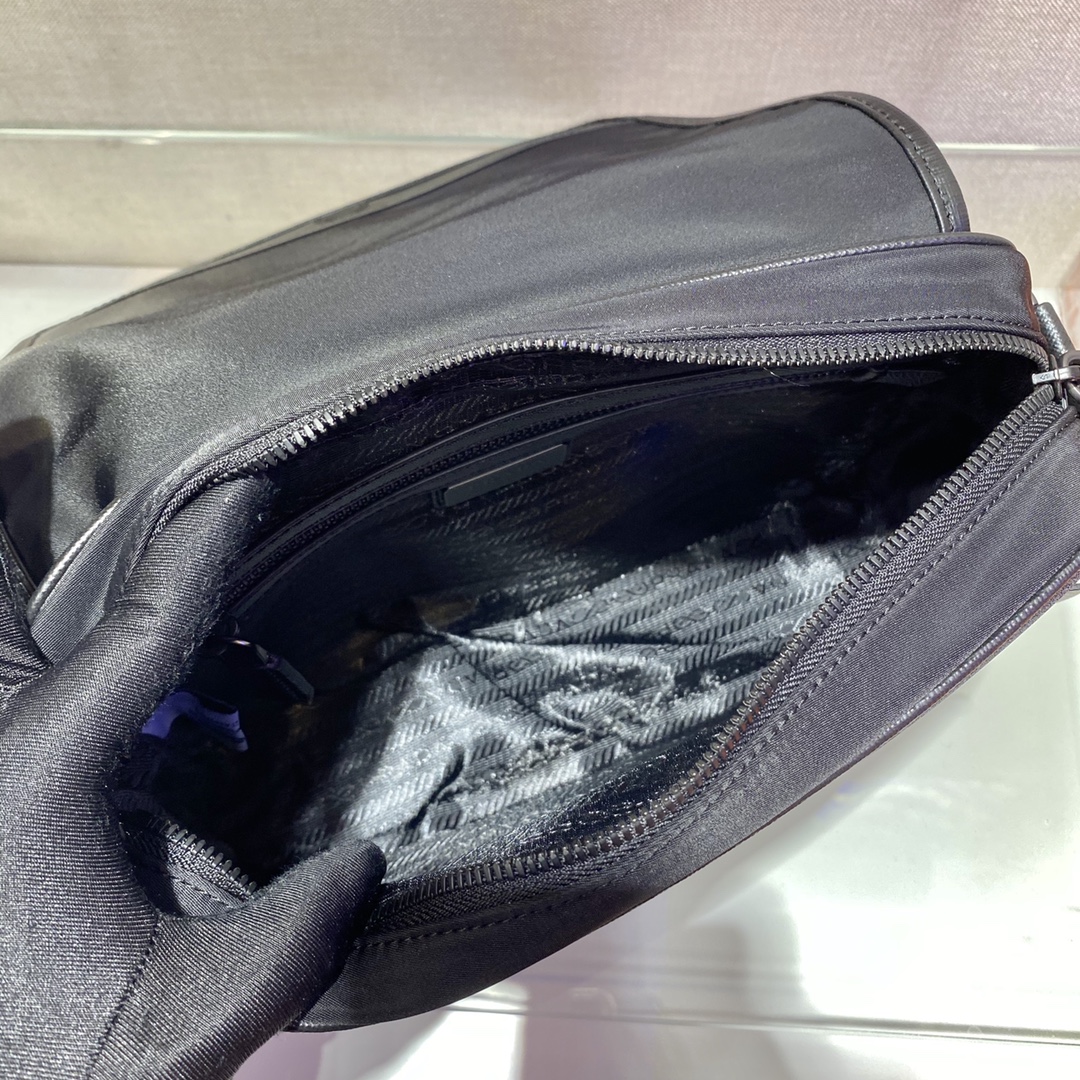 PRADA普拉达再生尼龙面料新款邮差包2VD041