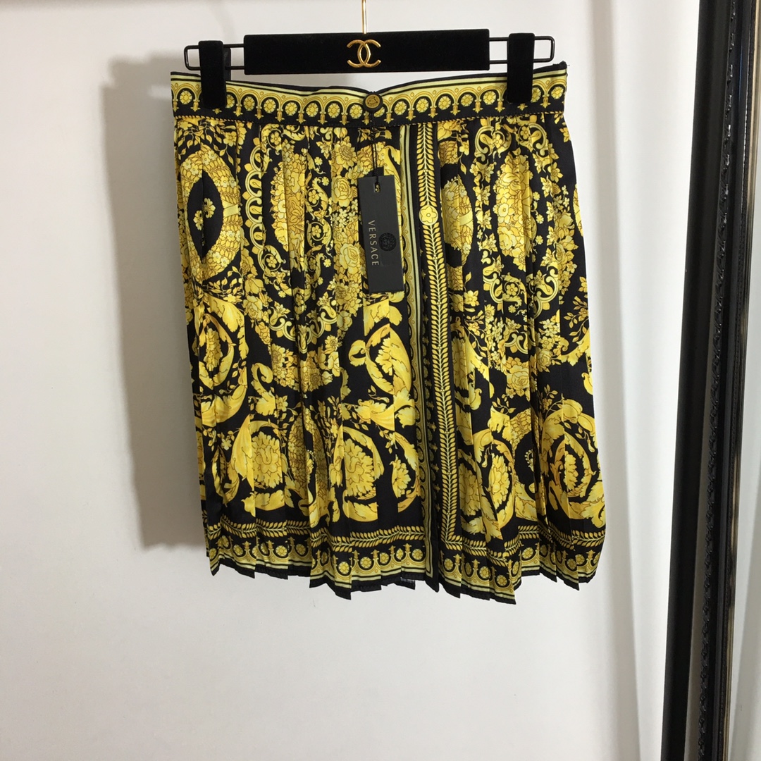 NO:779229,Style No. 7180 Versac* new style retro printed high-waisted pleated short skirt, gold, SML XL (M size waist 68, length 47), Versace-clothing,versace,versace,skirts,19860909款号7180 Versac*新款 复古印花高腰百褶短半裙,金色,ＳＭＬ XL（M码腰围68,长47）,范思哲-服装,versace,versace,skirts,,Women's clothing