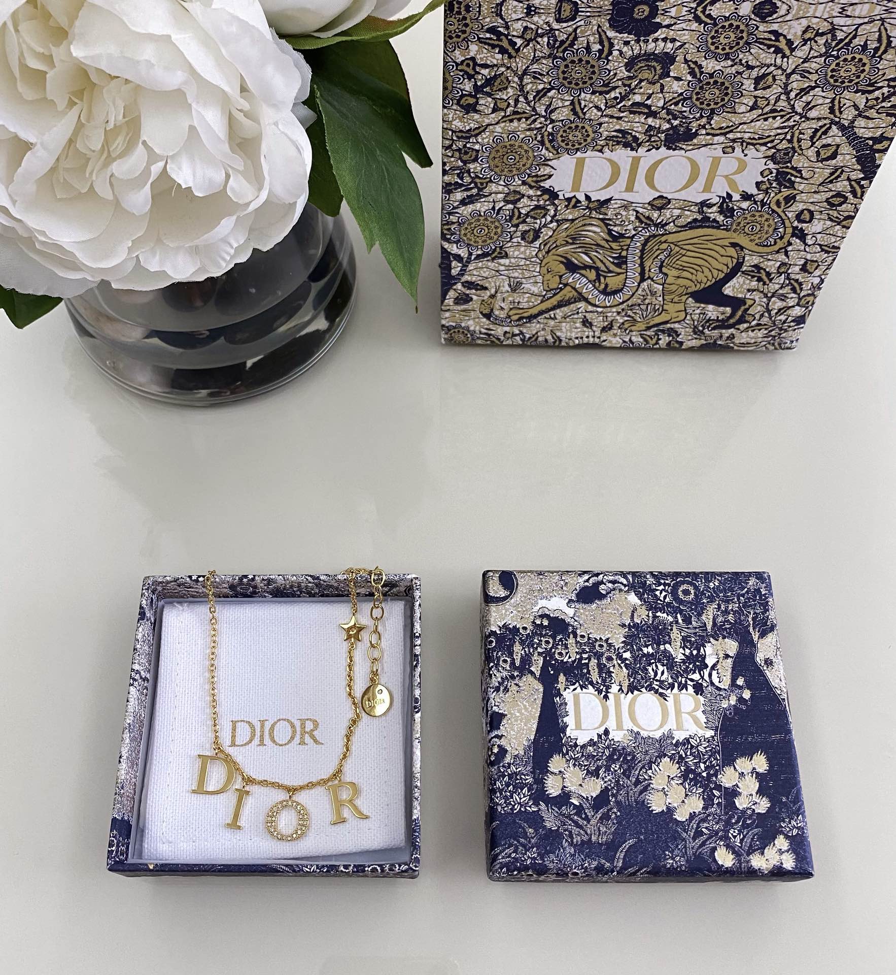 NO:634576,88180, ZP, please contact customer service for large quantities!  D!  or the new letter necklace, an artifact that can be worn in all seasons, because the upper body is super white!  Simple, a little gentle, easy to match, skirts, T-shirts, shirts can be matched with different beauty, skirts, shirts, tees, t-shirts, necklaces, Cartier high-end accessories1986090988180,ZP ,量大咨询客Fu！ D！or新款字母项链,四季随心搭的神器, 因为上身超显白！简简单单,有点小温柔,很好搭配,裙子,T恤,衬衫都能搭配出不一样的美,,skirts,shirts,tees，t-shirt,necklace,卡迪亚高端饰品,Jewelry