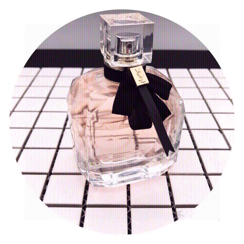 P F 120【专柜版】
💬热巴同 款/ED P
圣罗 兰（YS L）香 水Mon Paris
反转巴黎-因为爱情有多美 90m l  

简介：
迪丽热巴和高伟光这对荧幕CP作为最受网友追捧的“四海八荒第一小可爱”和“天地共主冷脸帝君“，在微博上甜蜜互动，定情信物“失魂果”
前调：佛手柑，如同爱情来临的兴奋
中调：曼陀罗，带来一阵明亮的眩晕感
尾调：广藿香，深邃而强烈，彻底沉迷其中