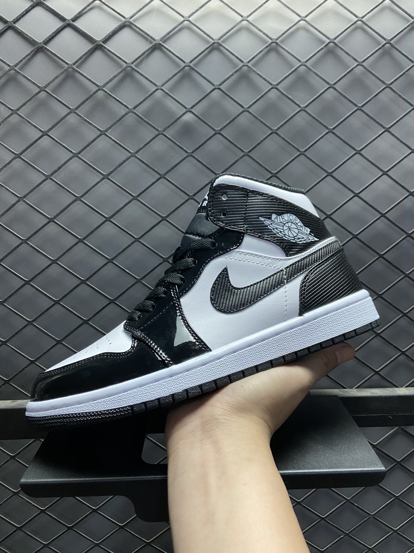 本地260💰 Air Jordan 1 Mid 黑白漆皮 AJ1 乔丹1代 aj1 乔1 中邦 天猫外贸客户订单 市面最高工艺 中帮系列 全新批次 原装原模大底 全鞋原厂定制皮料，手感细腻正确折边工艺 完美细节诠释 官方货号：CV5276 103BC 尺码：36 36.5 37.5 38 38.5 39 40 40.5 41 42 42.5 43 44 44.5 45 46