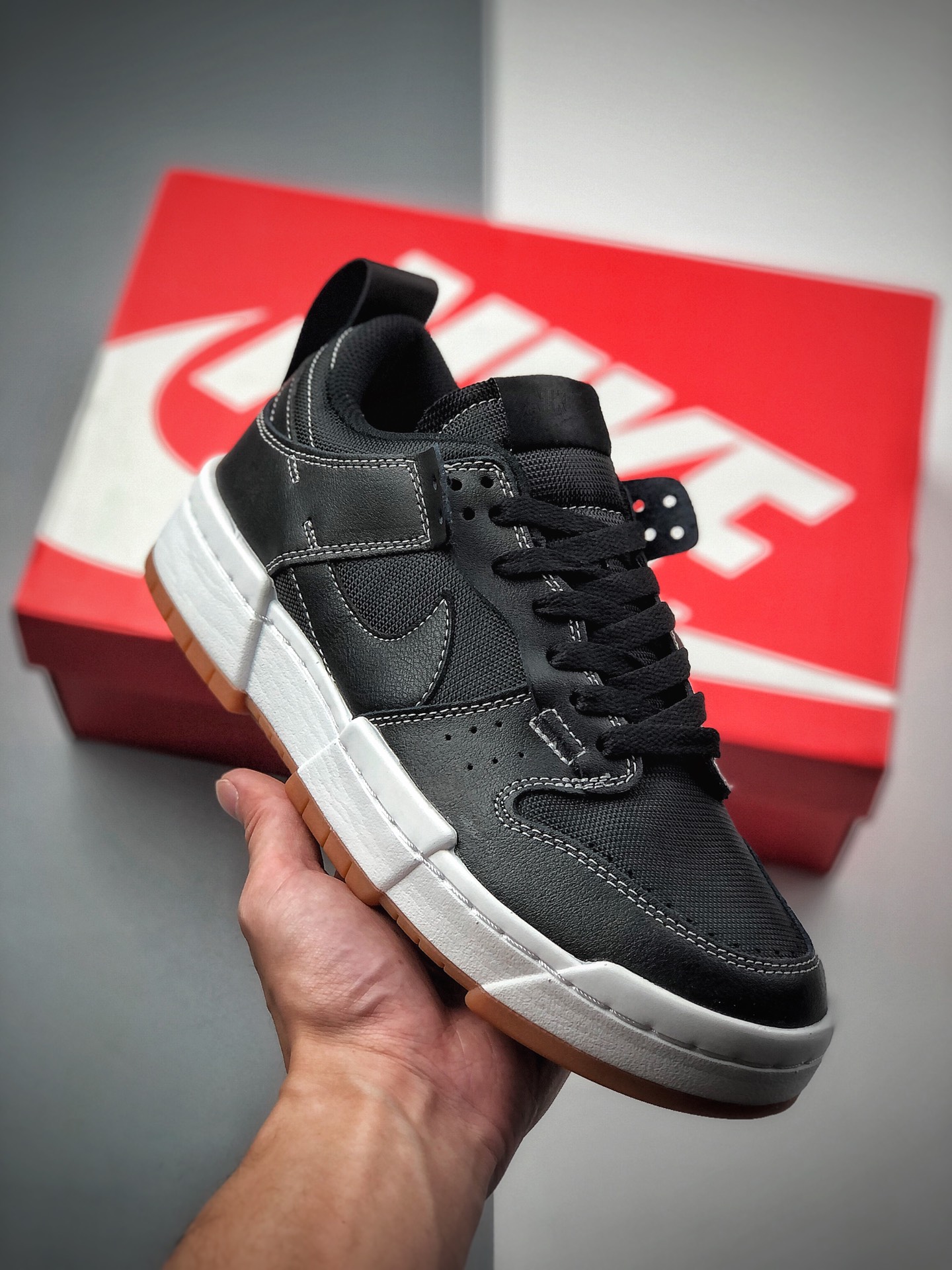 Nike Dunk Low Disrupt nos trae una nueva suela exterior y dimensiones adicionales alrededor del cuello, añadiendo nueva…