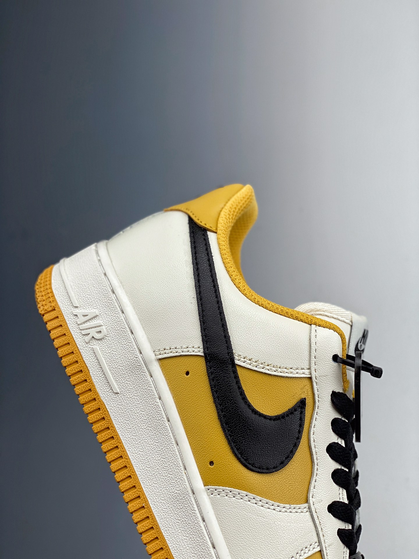 200    Nike Air Force 1 空军一号低帮运动休闲板鞋 AQ4134-604