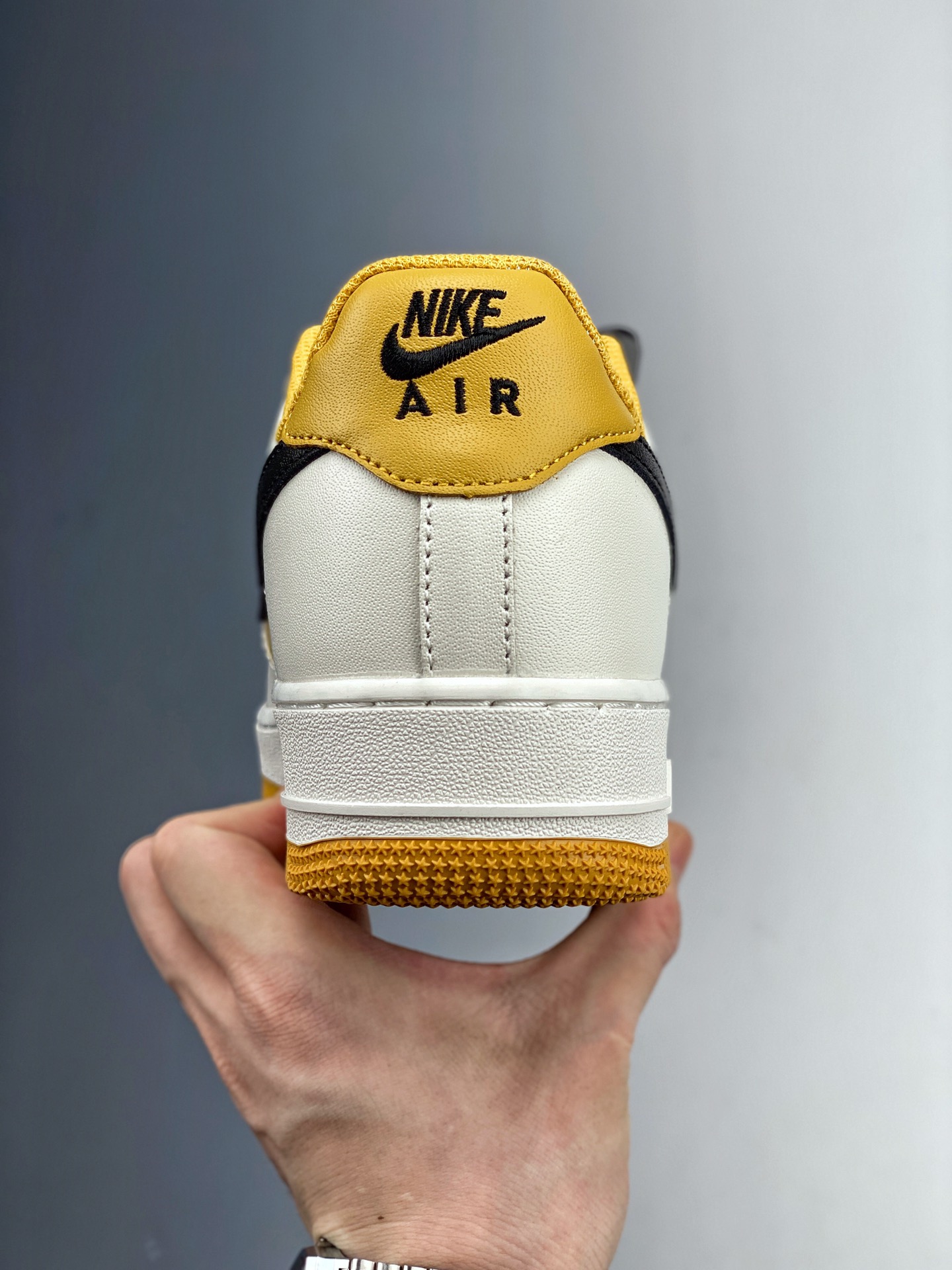 200    Nike Air Force 1 空军一号低帮运动休闲板鞋 AQ4134-604
