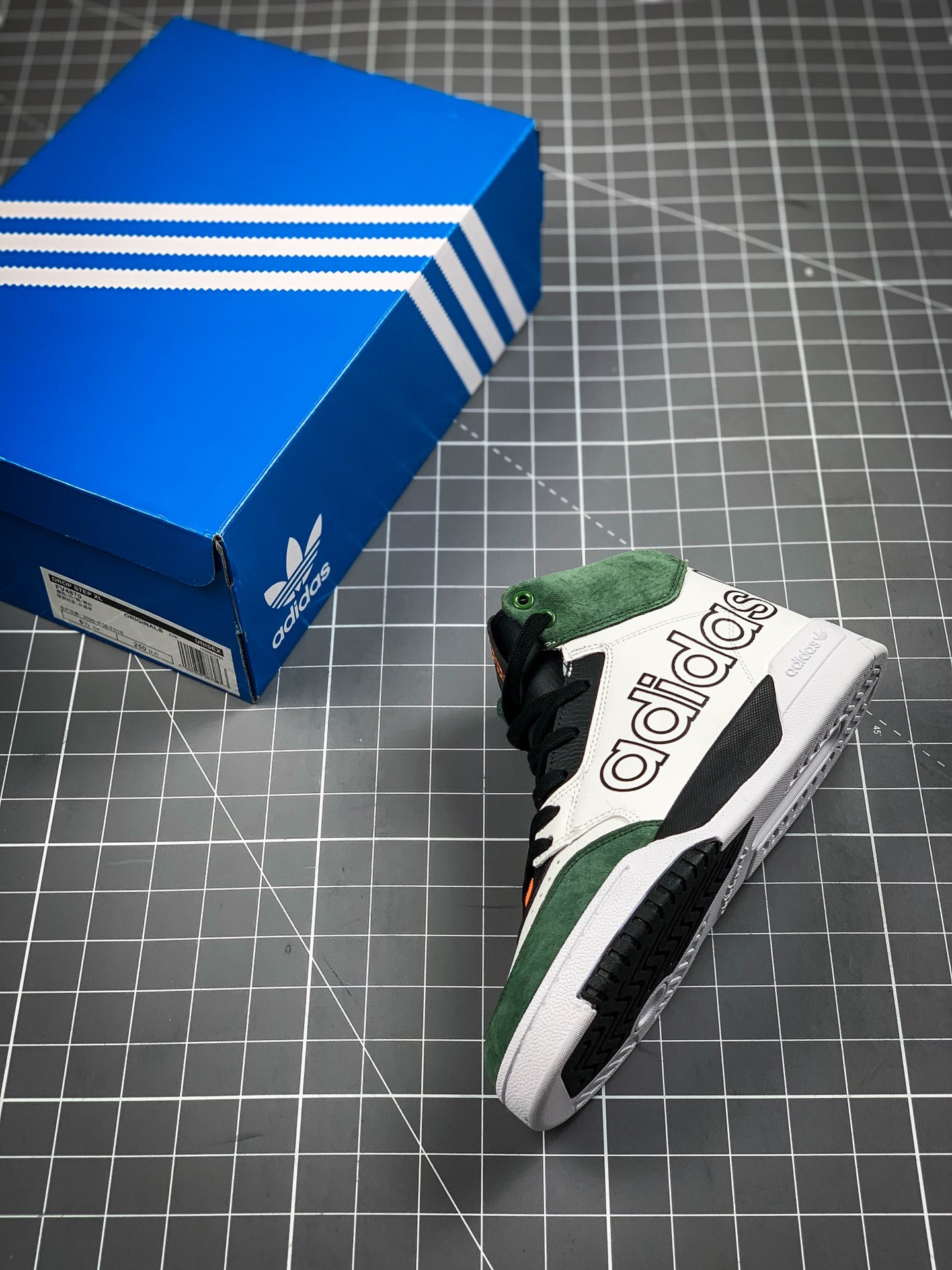 230 Adidas 阿迪达斯 Rivalry RM CHI  三叶草 BOOST中底 高帮皮面男女休闲板鞋 EE4983